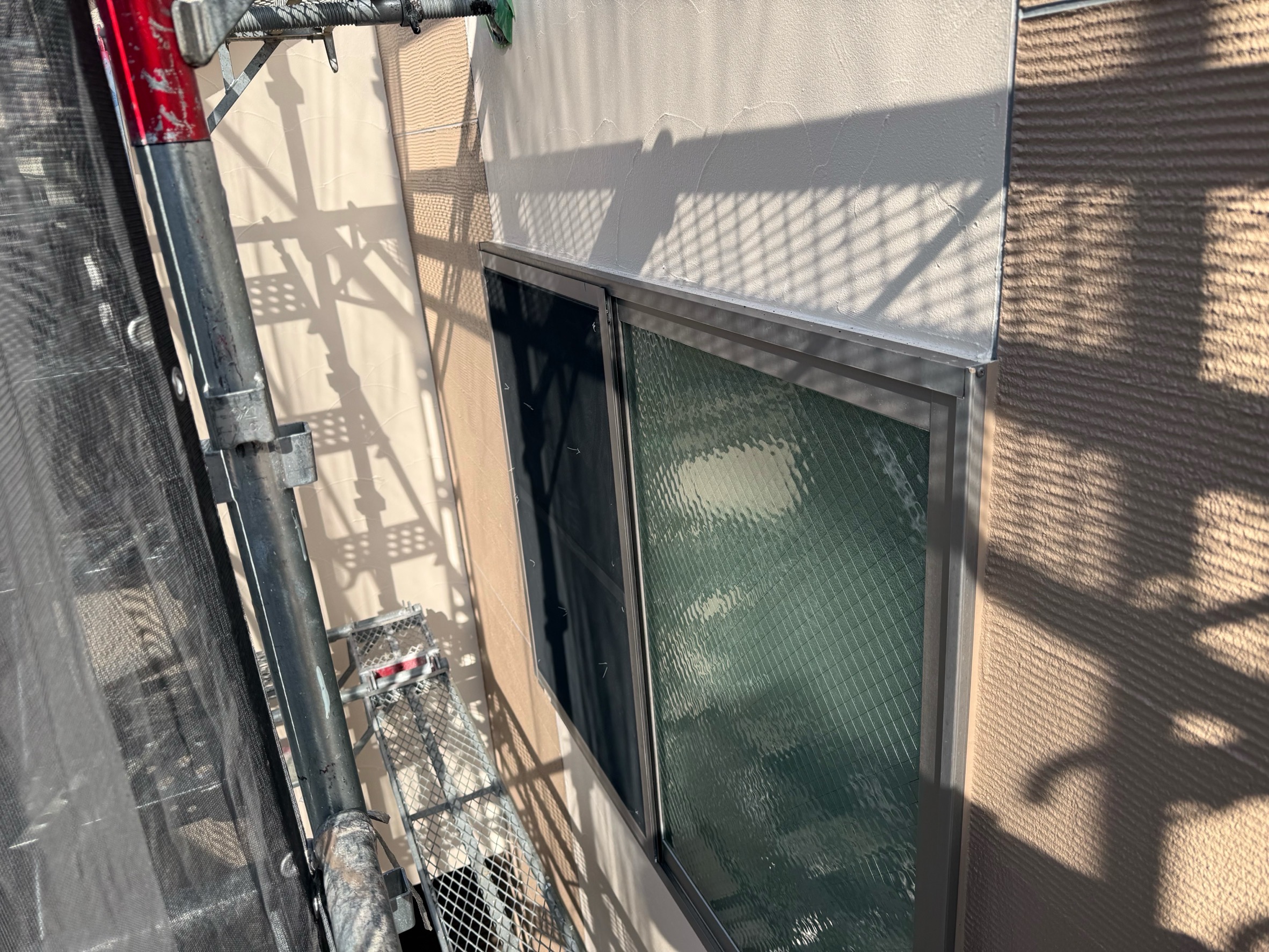 横浜市旭区｜後付けシャッターの前に止まりたい。窓まわりの雨漏りは、何を先に調べて、どこから直すか🐓