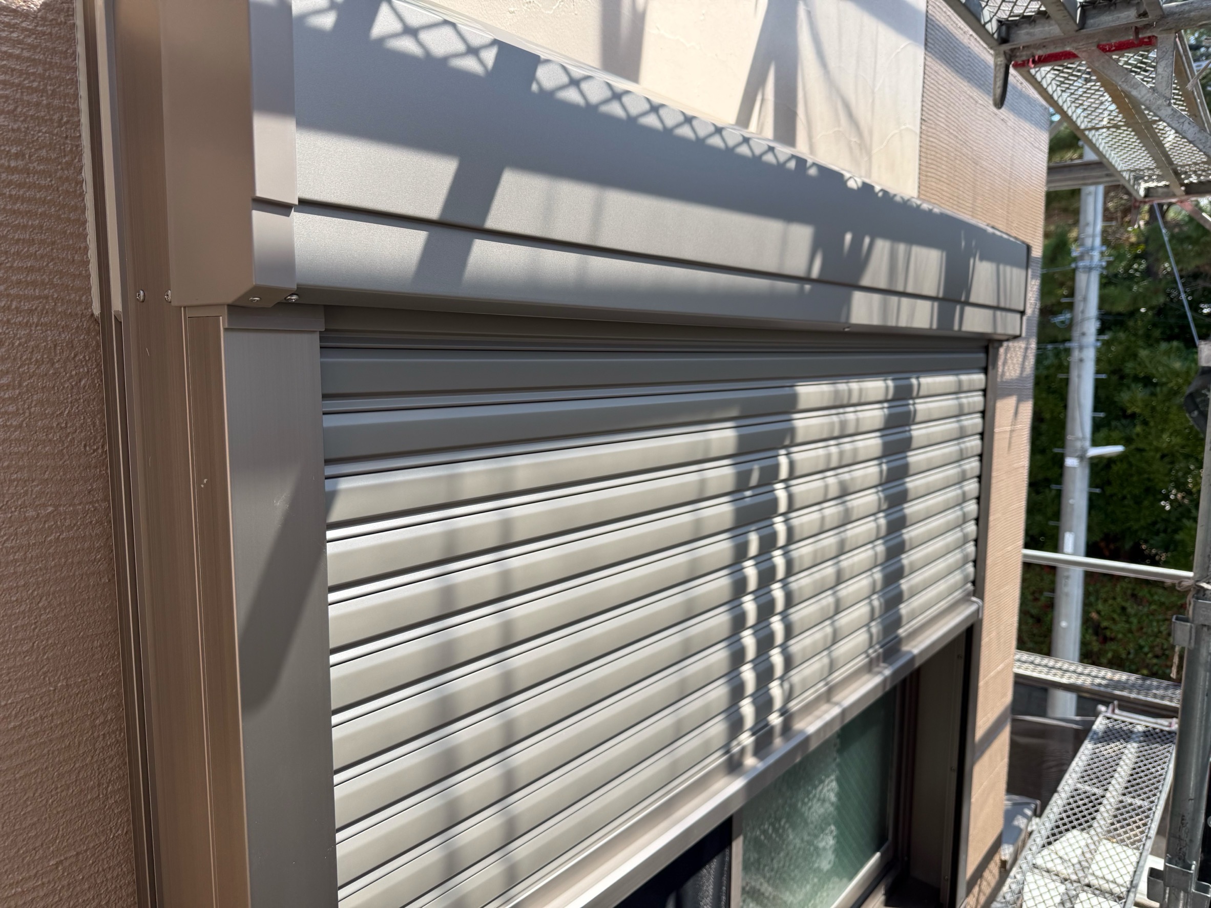 横浜市旭区｜後付けシャッターの前に止まりたい。窓まわりの雨漏りは、何を先に調べて、どこから直すか🐓