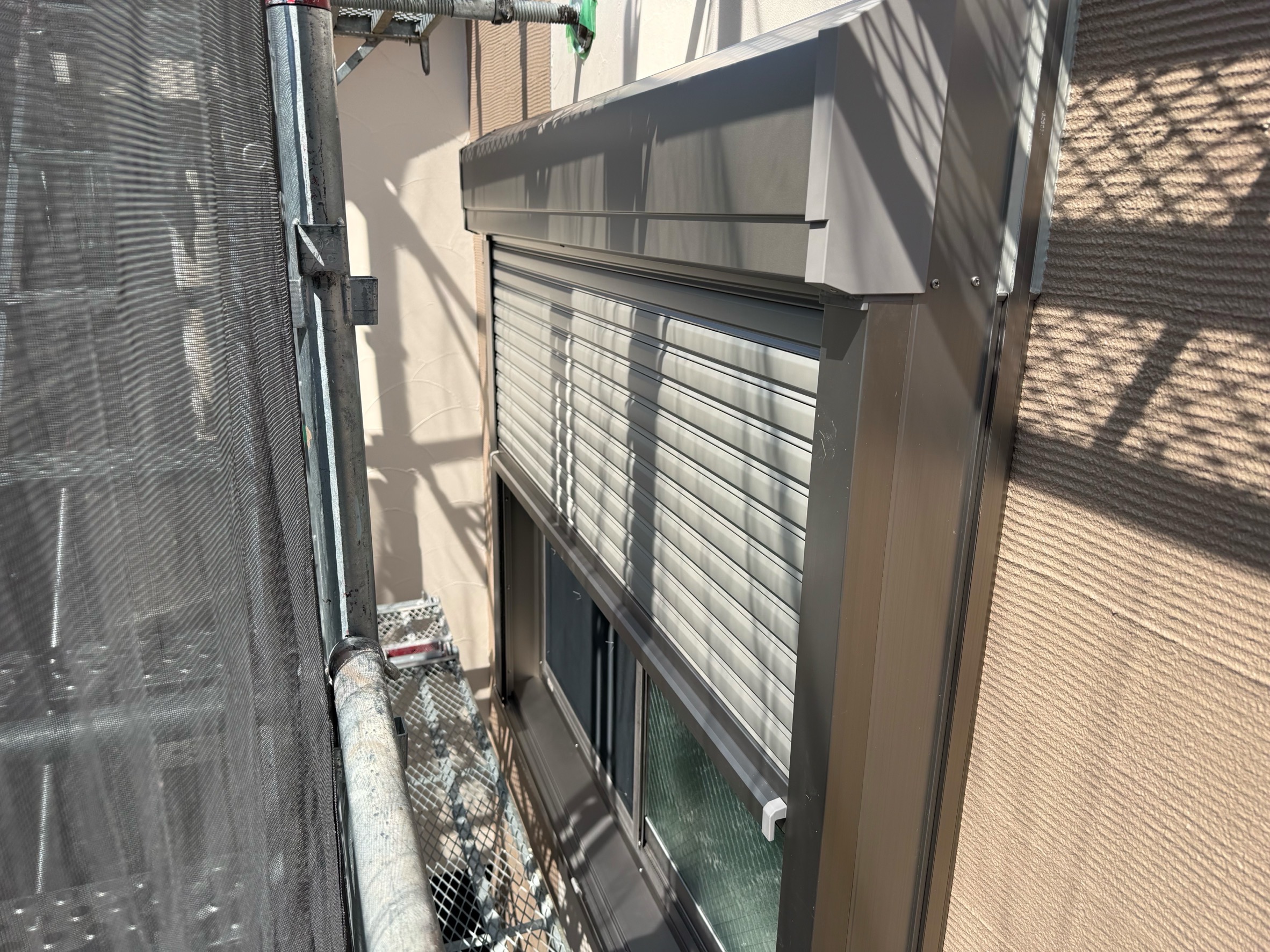 横浜市旭区｜後付けシャッターの前に止まりたい。窓まわりの雨漏りは、何を先に調べて、どこから直すか🐓