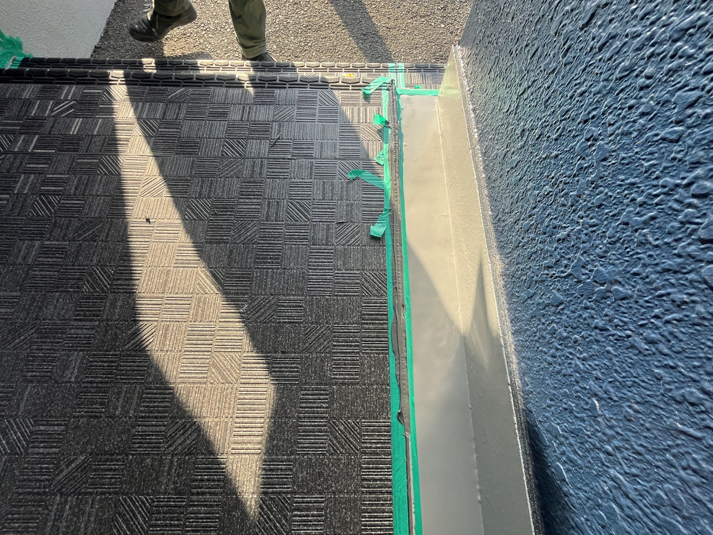 横浜市旭区｜長尺シートは貼って終わりではありません。マンション・アパート共用廊下で差が出る端末シーリングと雨漏り前の判断🦐