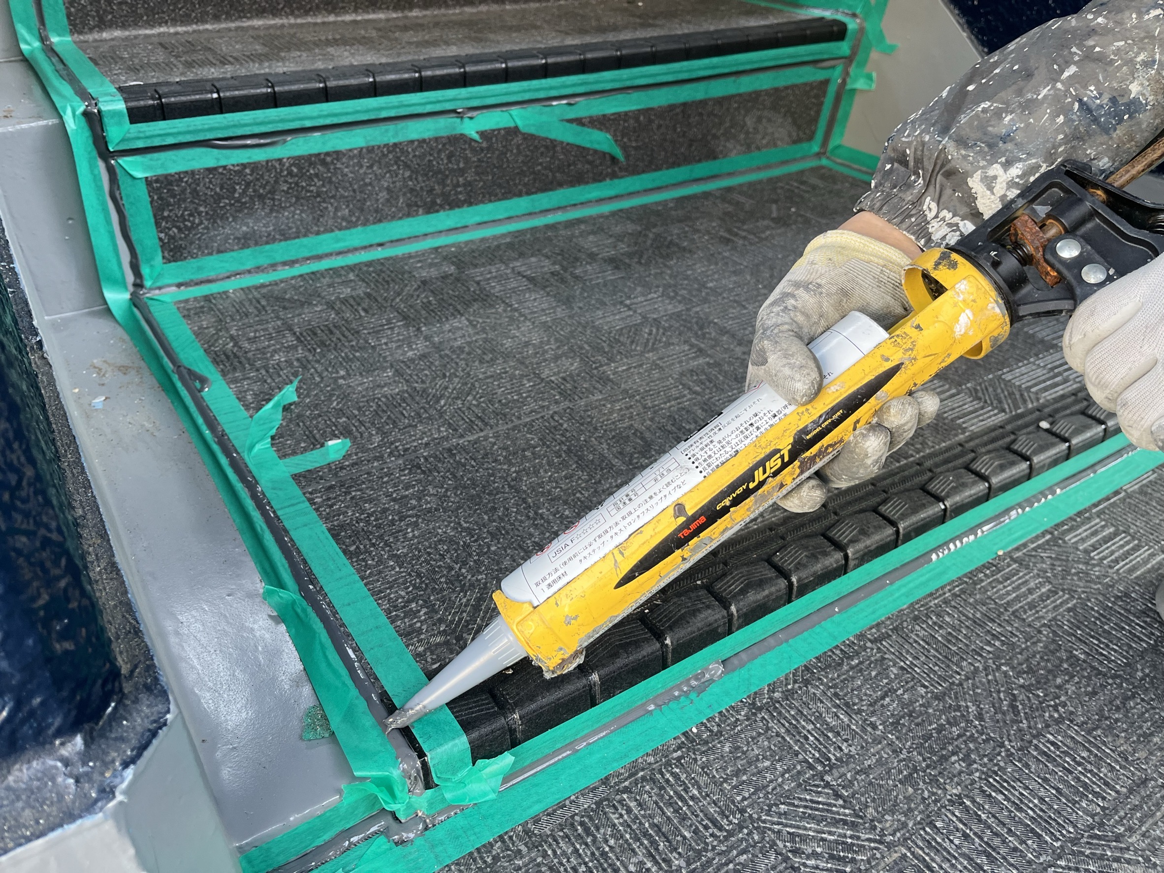 横浜市旭区｜長尺シートは貼って終わりではありません。マンション・アパート共用廊下で差が出る端末シーリングと雨漏り前の判断🦐