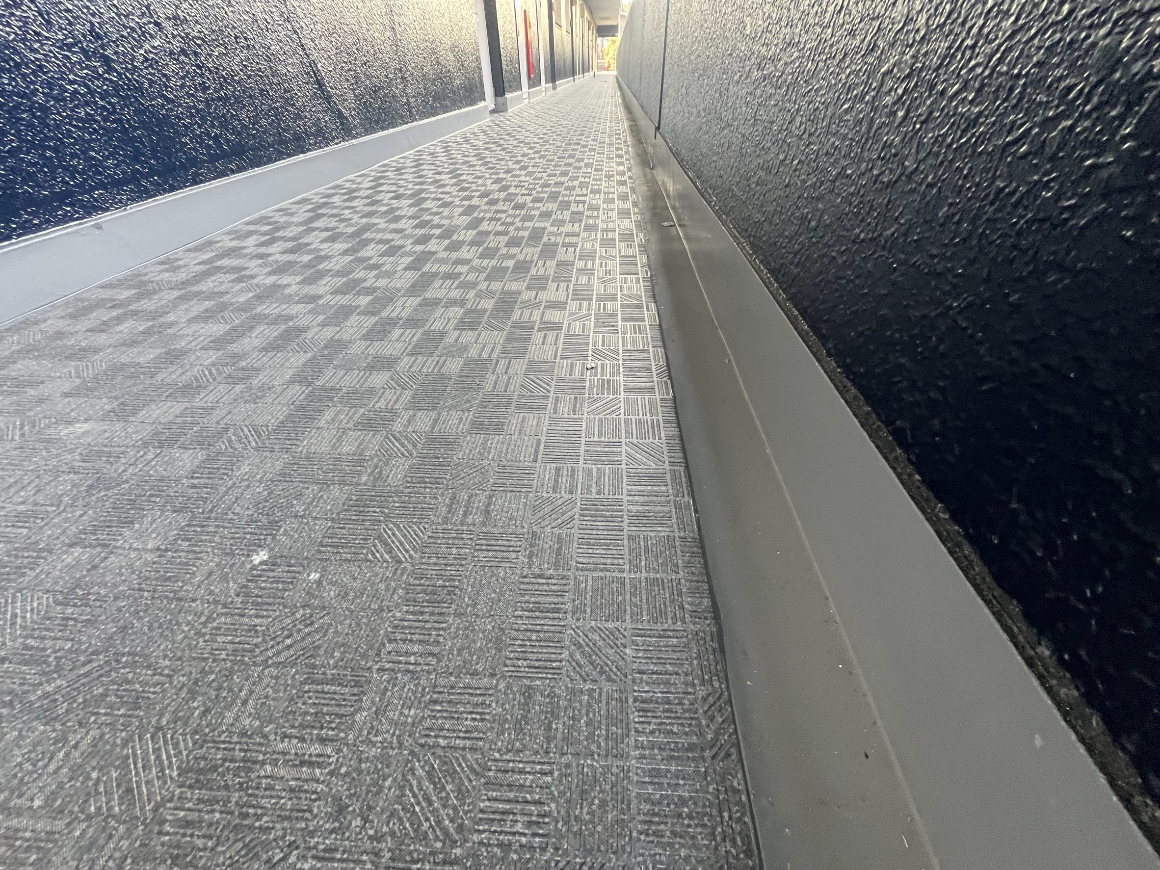 横浜市旭区｜長尺シートは貼って終わりではありません。マンション・アパート共用廊下で差が出る端末シーリングと雨漏り前の判断🦐