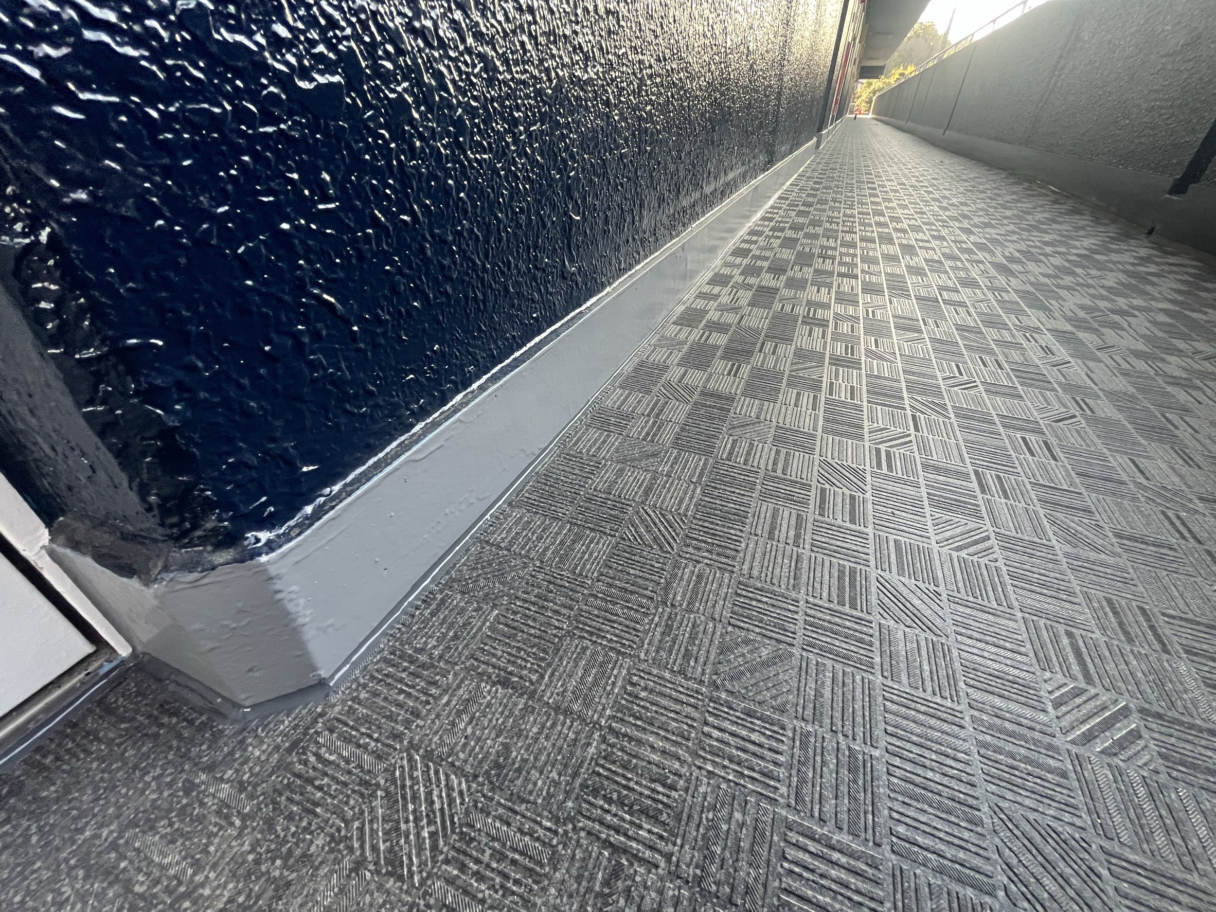 横浜市旭区｜長尺シートは貼って終わりではありません。マンション・アパート共用廊下で差が出る端末シーリングと雨漏り前の判断🦐