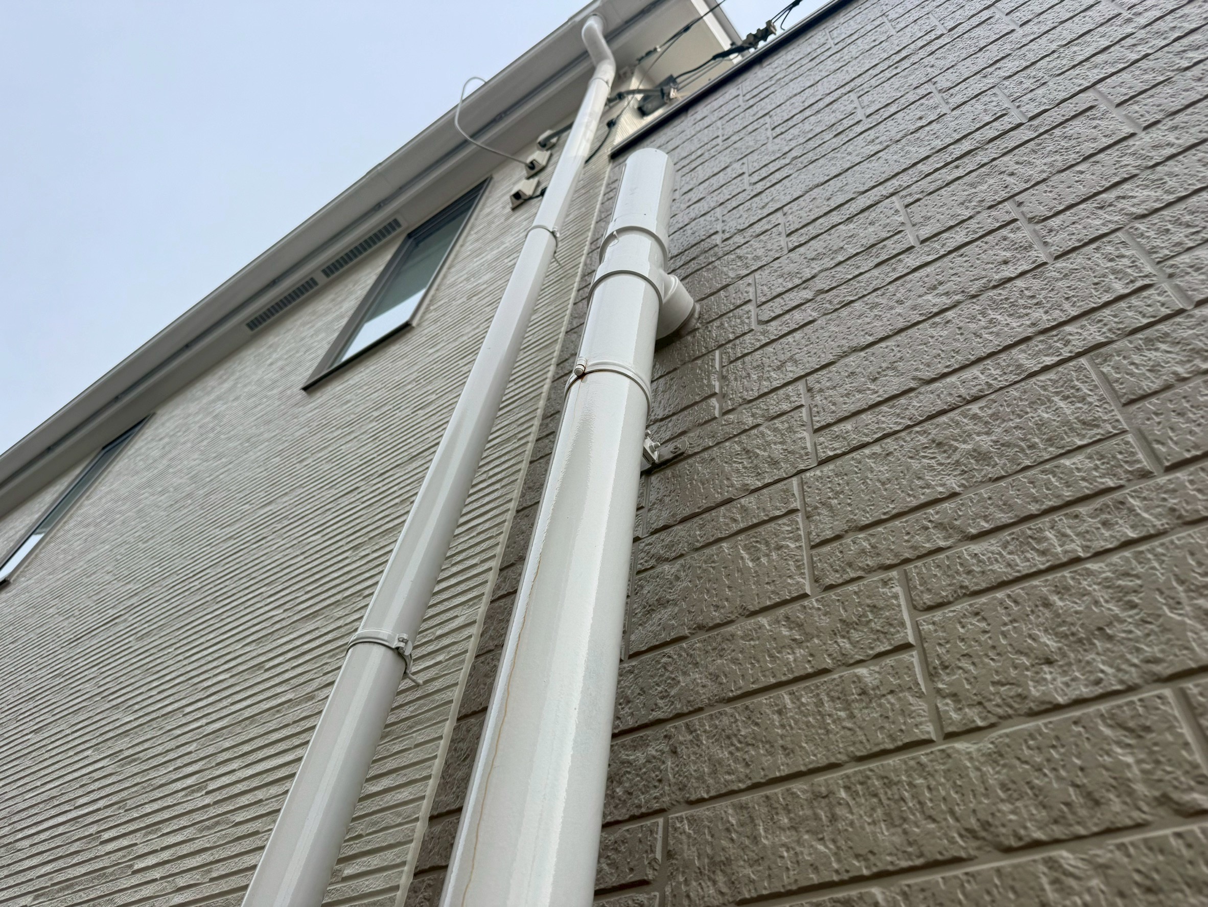 横浜市旭区｜雨の日の点検で見える外壁の変化。きれいに見える家でも先に見る雨漏りの入口🔬