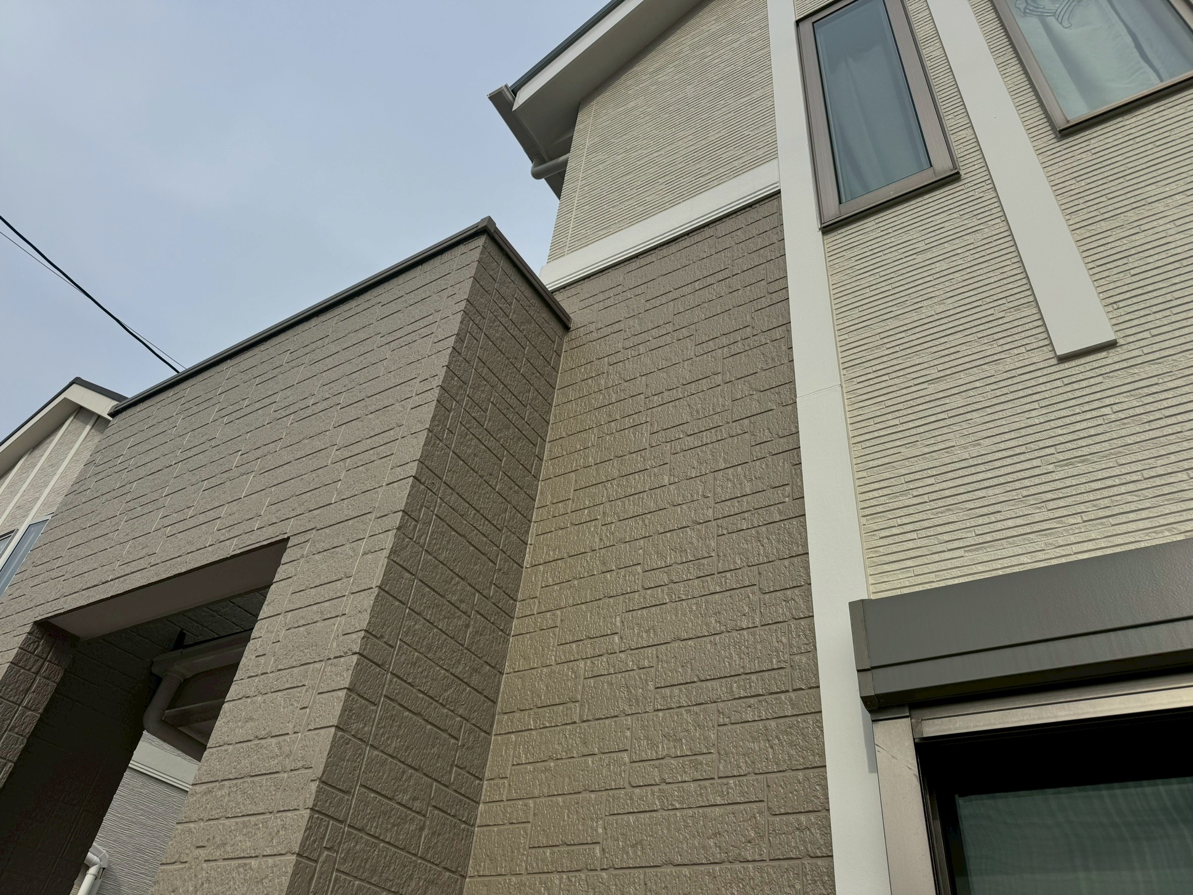 横浜市旭区｜雨の日の点検で見える外壁の変化。きれいに見える家でも先に見る雨漏りの入口🔬