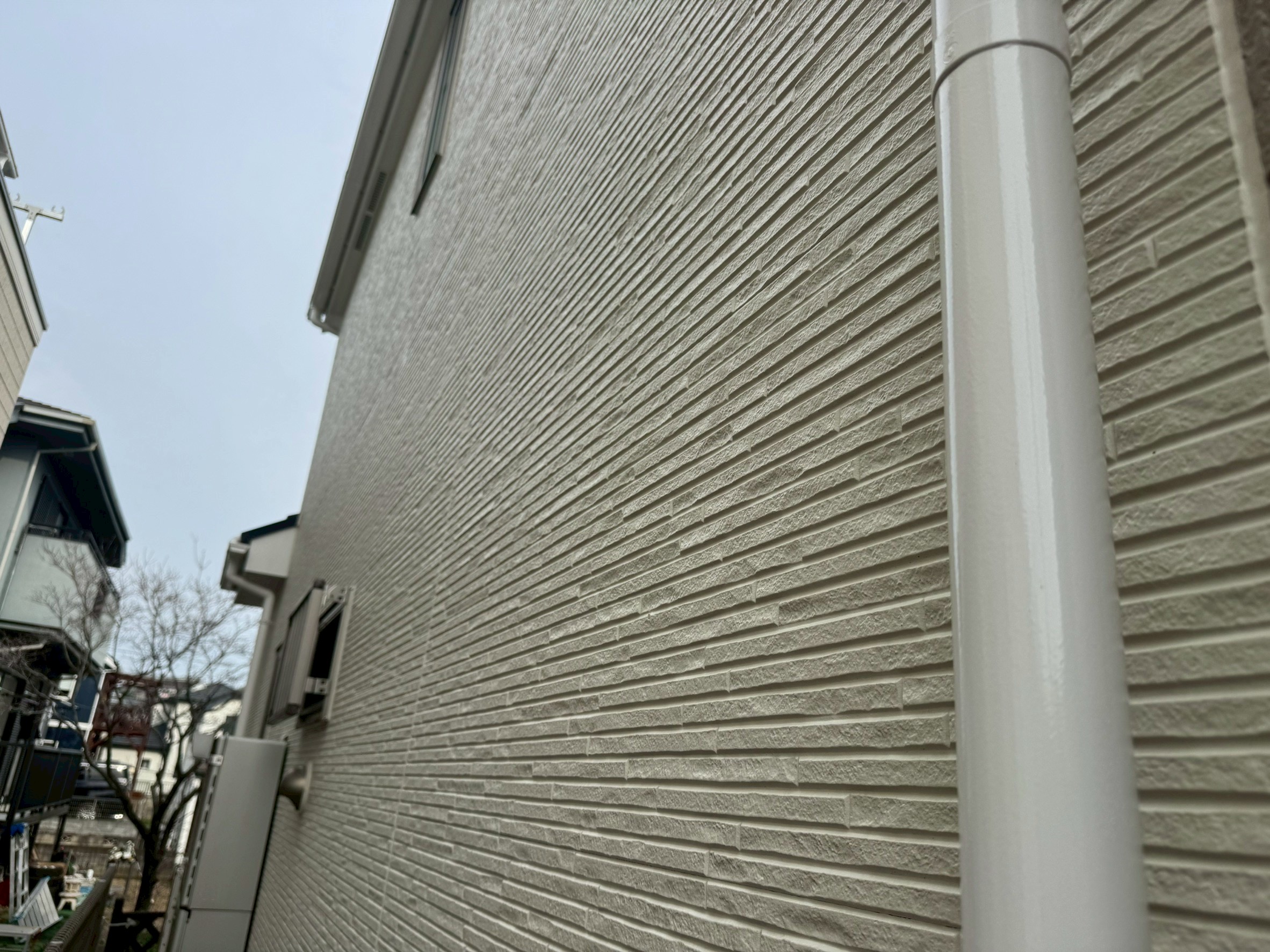 横浜市旭区｜雨の日の点検で見える外壁の変化。きれいに見える家でも先に見る雨漏りの入口🔬