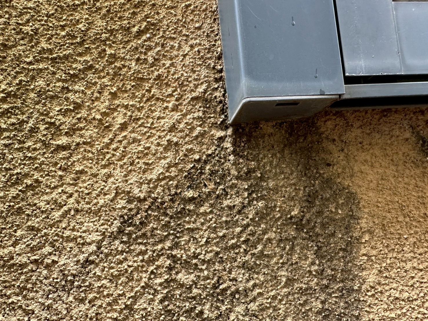 横浜市旭区｜サッシまわりの雨漏りは、ひび補修だけでは止まらないことがあります。開けて見えた二次防水と排水の調査🦤