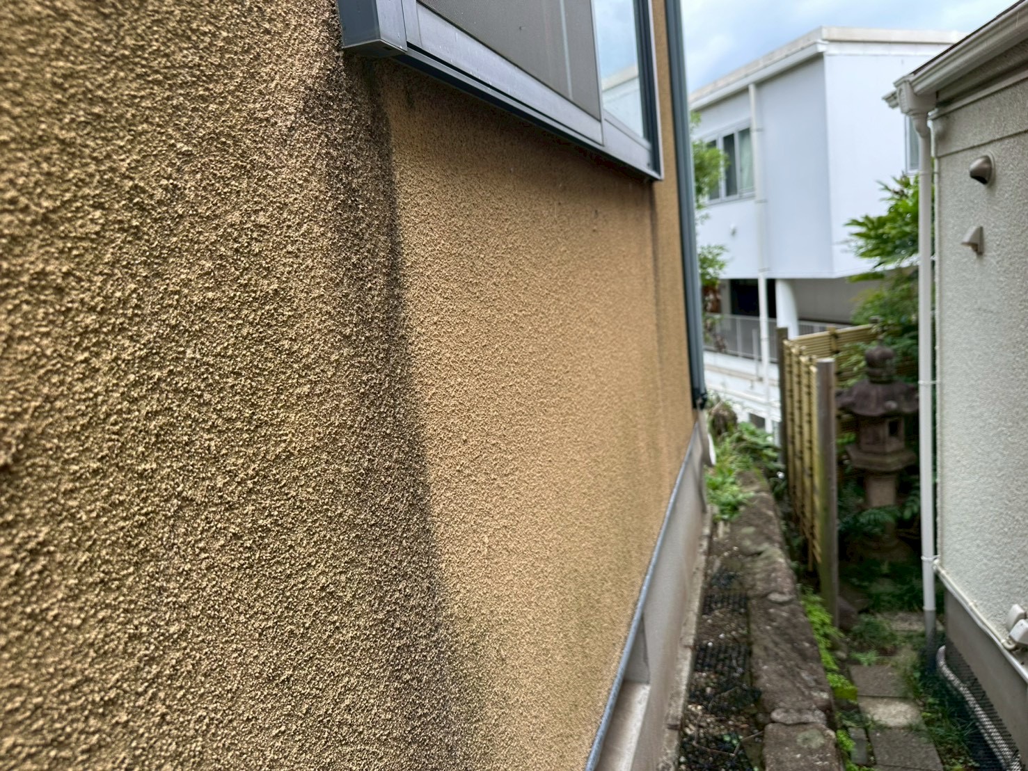 横浜市旭区｜サッシまわりの雨漏りは、ひび補修だけでは止まらないことがあります。開けて見えた二次防水と排水の調査🦤