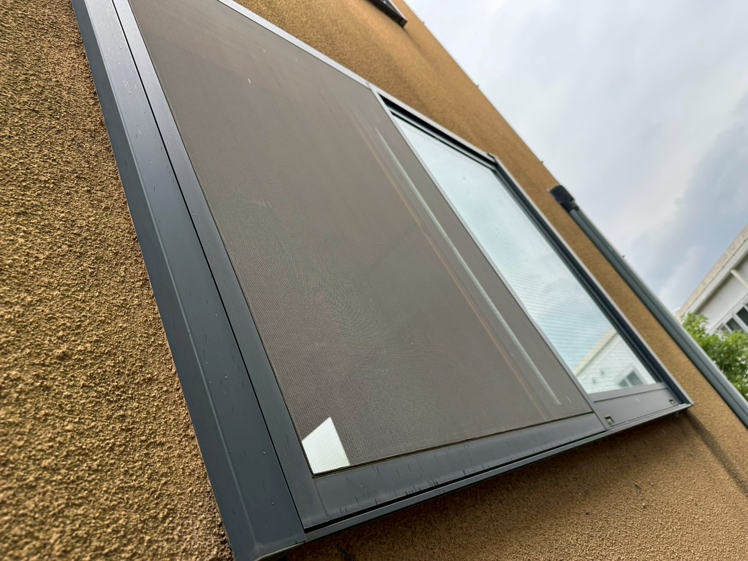 横浜市旭区｜サッシまわりの雨漏りは、ひび補修だけでは止まらないことがあります。開けて見えた二次防水と排水の調査🦤