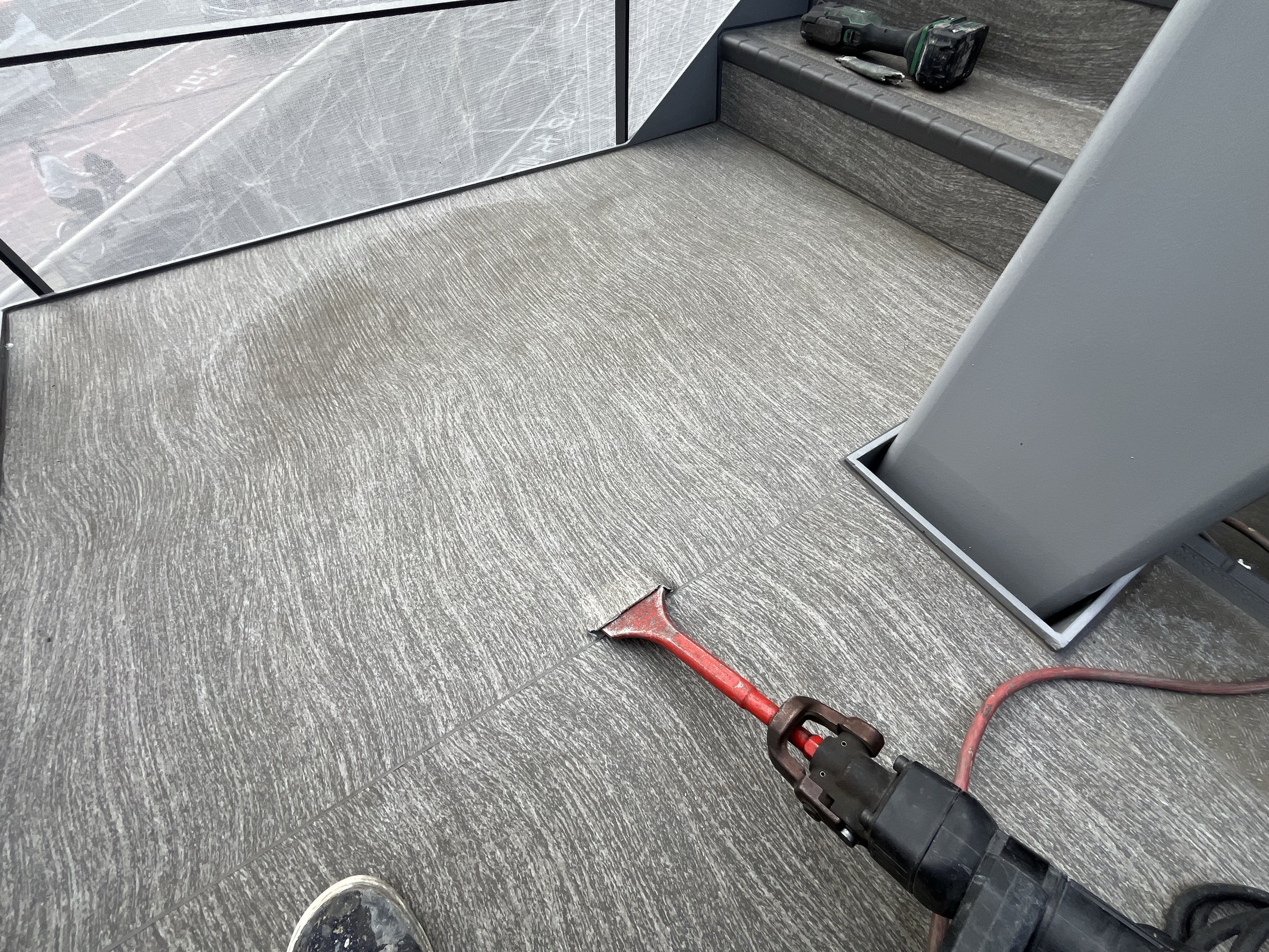 横浜市旭区｜集合住宅の共用階段に水たまり。排水溝がないだけでは直さない、長尺シート是正工事の判断と基準🐌