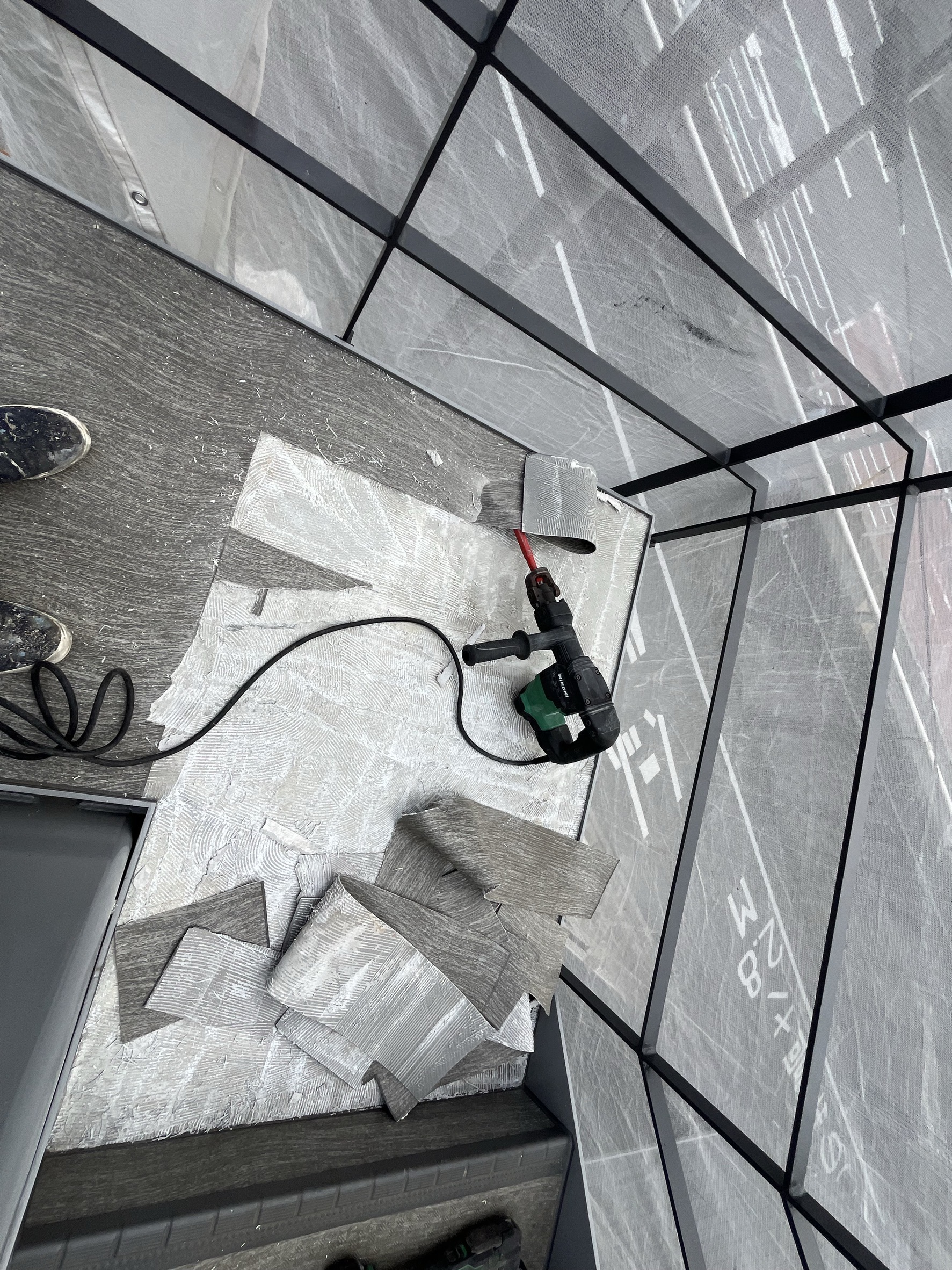 横浜市旭区｜集合住宅の共用階段に水たまり。排水溝がないだけでは直さない、長尺シート是正工事の判断と基準🐌