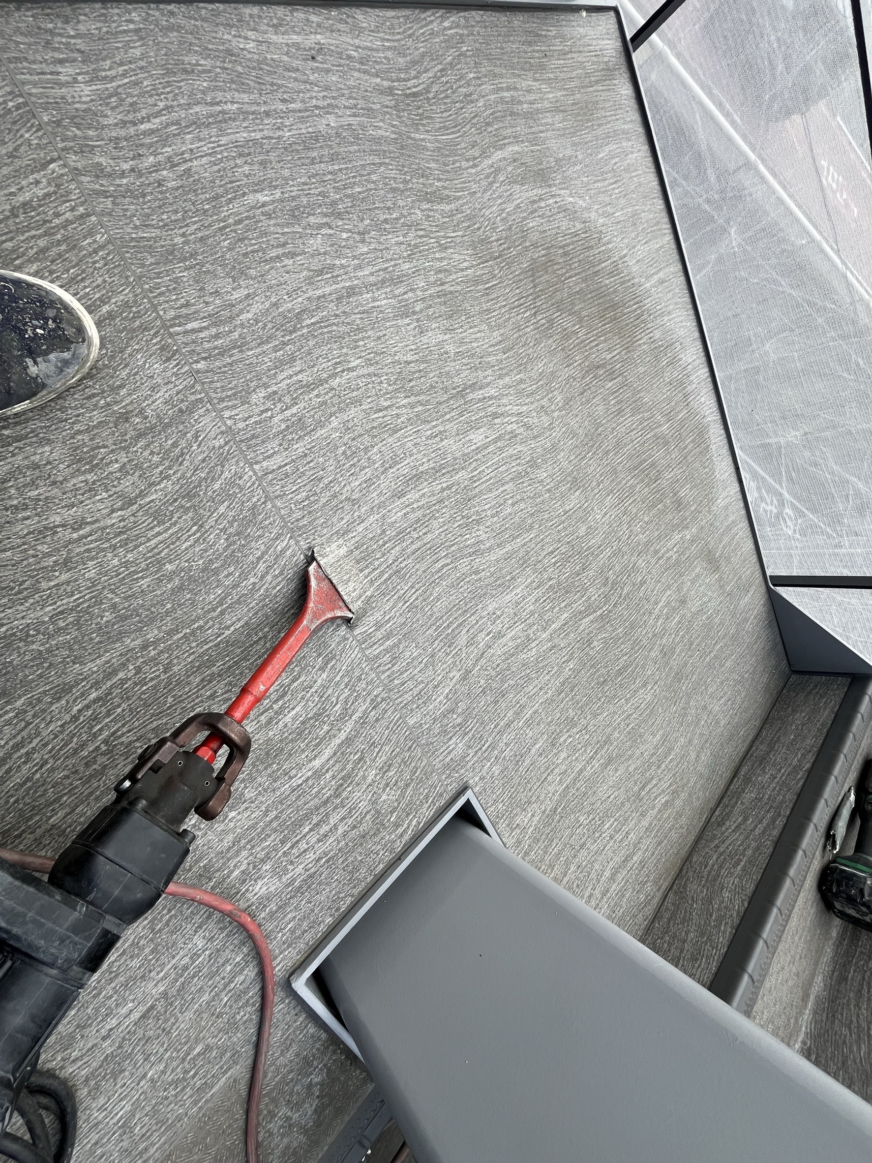 横浜市旭区｜集合住宅の共用階段に水たまり。排水溝がないだけでは直さない、長尺シート是正工事の判断と基準🐌