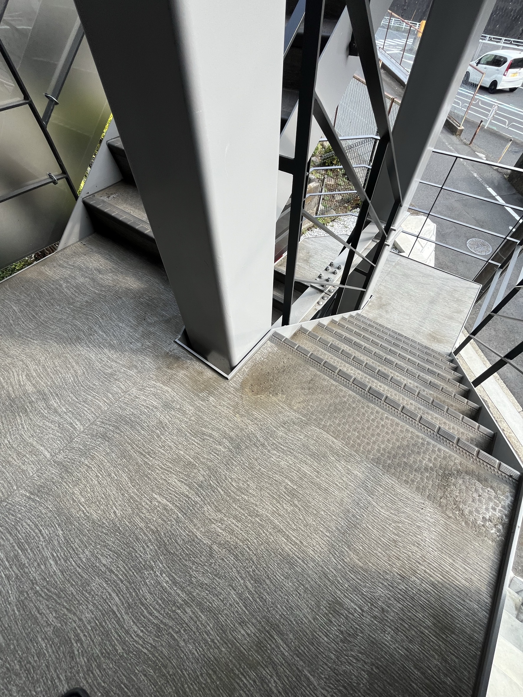 横浜市旭区｜集合住宅の共用階段に水たまり。排水溝がないだけでは直さない、長尺シート是正工事の判断と基準🐌