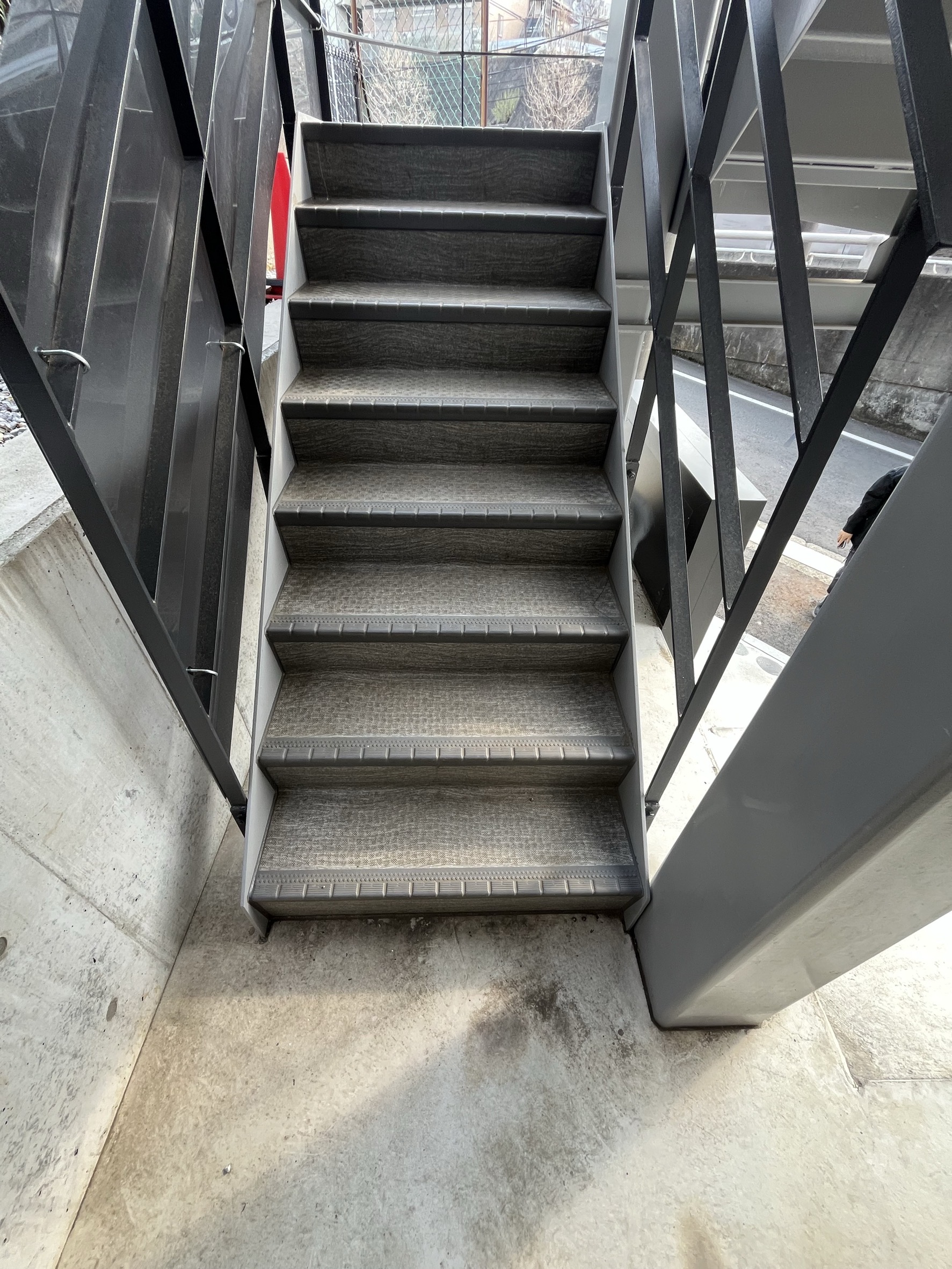 横浜市旭区｜集合住宅の共用階段に水たまり。排水溝がないだけでは直さない、長尺シート是正工事の判断と基準🐌