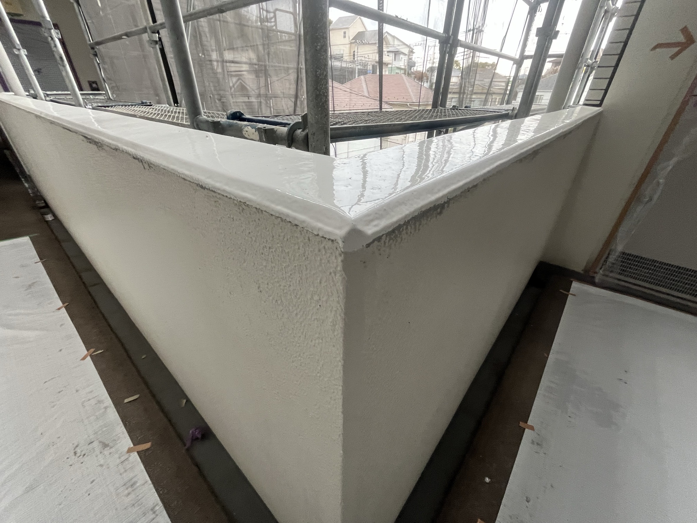 横浜市｜集合住宅の庇上は塗装で戻さない。タイル外壁とモルタル庇で、雨漏り前に防水まで見た改修判断🏤