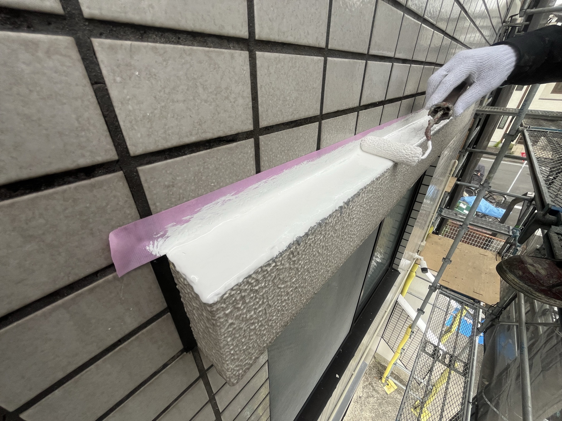 横浜市｜集合住宅の庇上は塗装で戻さない。タイル外壁とモルタル庇で、雨漏り前に防水まで見た改修判断🏤