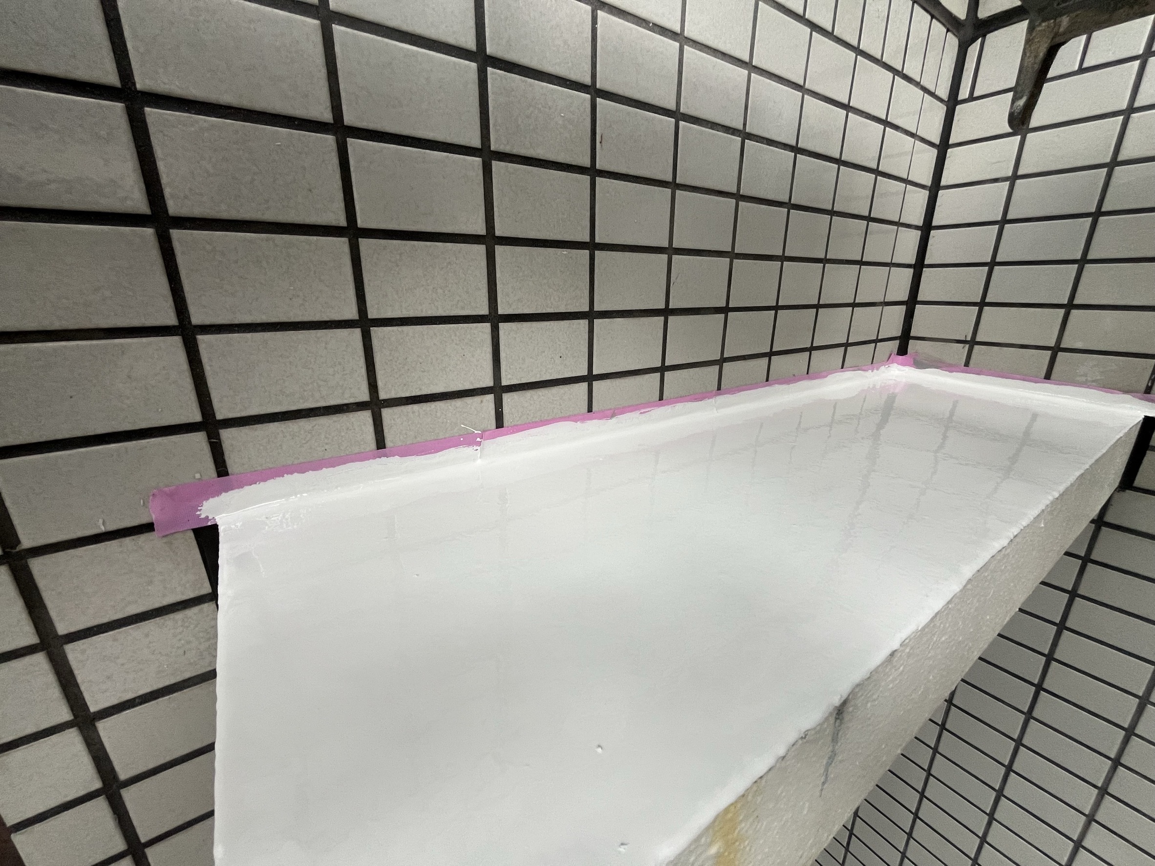 横浜市｜集合住宅の庇上は塗装で戻さない。タイル外壁とモルタル庇で、雨漏り前に防水まで見た改修判断🏤