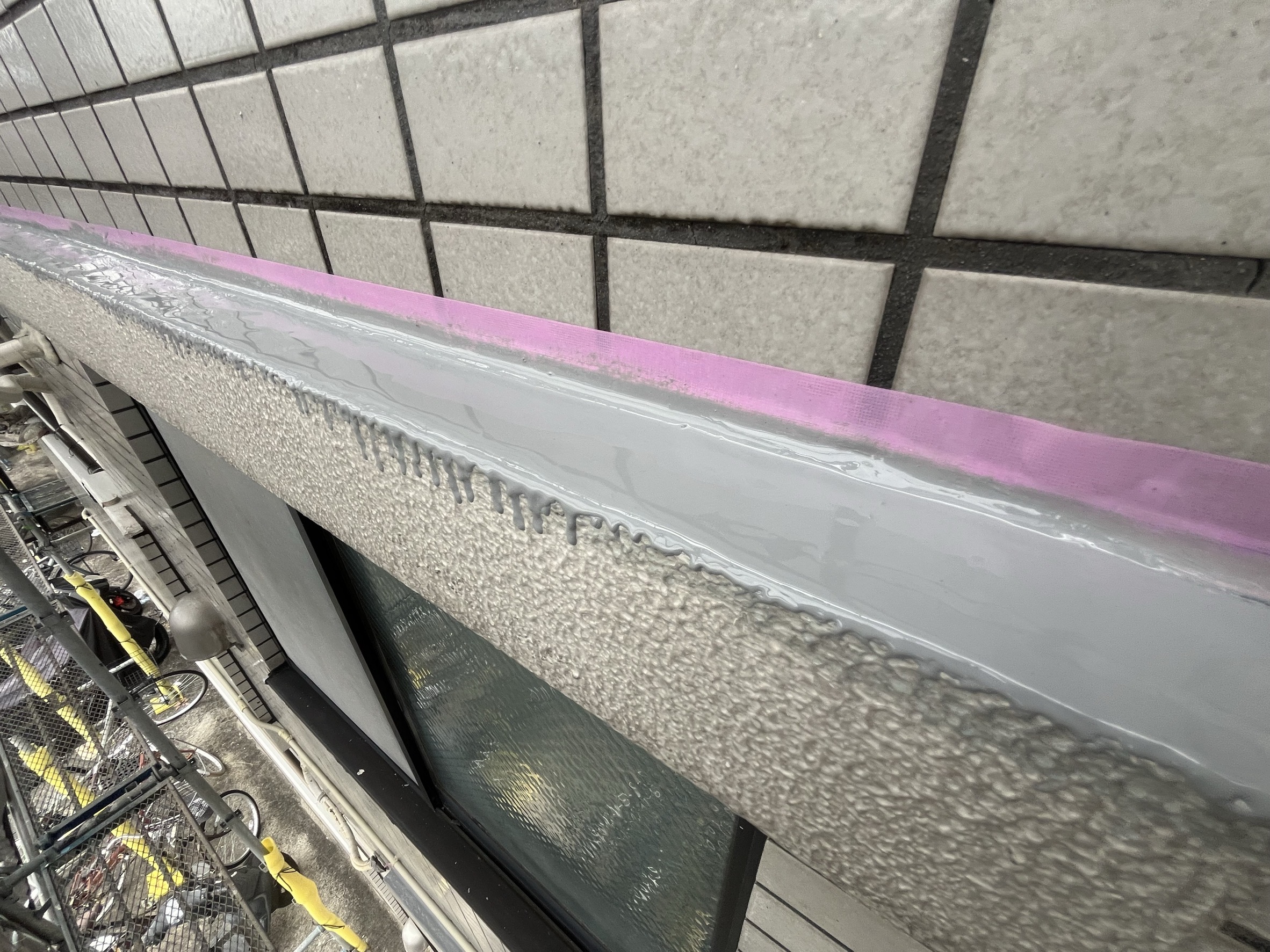 横浜市｜集合住宅の庇上は塗装で戻さない。タイル外壁とモルタル庇で、雨漏り前に防水まで見た改修判断🏤