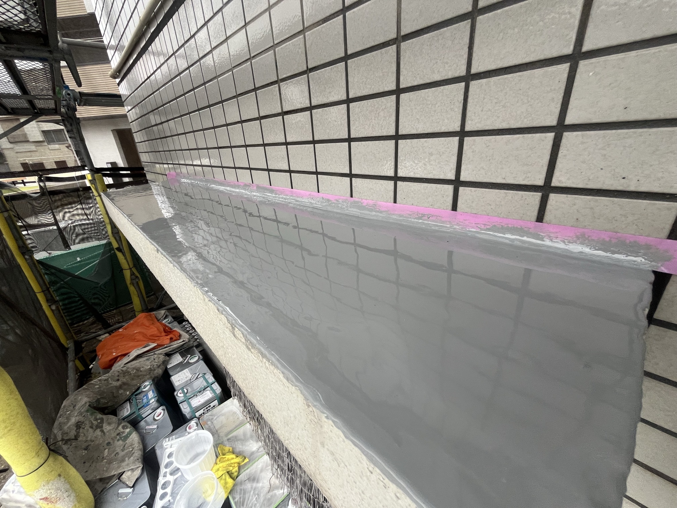 横浜市｜集合住宅の庇上は塗装で戻さない。タイル外壁とモルタル庇で、雨漏り前に防水まで見た改修判断🏤