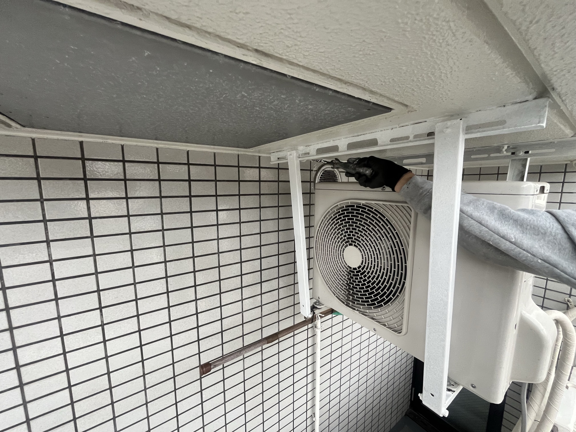 横浜市旭区｜鉄部塗装で済む室外機架台と、交換を考えたい架台の違い🍯