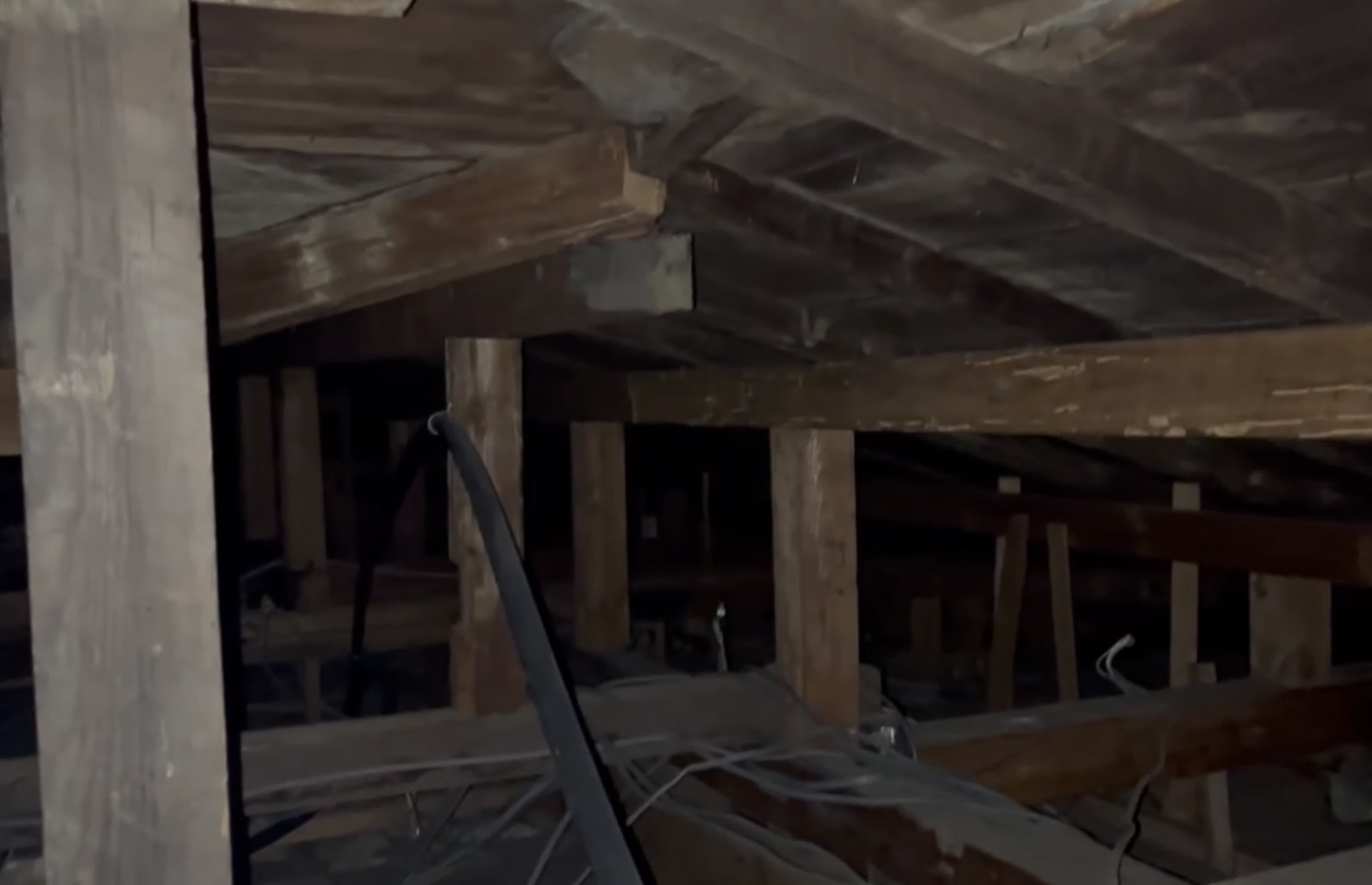 横浜市旭区｜塗装後も安心できなかったコロニアル屋根。縁切り不足だけで決めない、入母屋屋根の雨漏り調査🪴