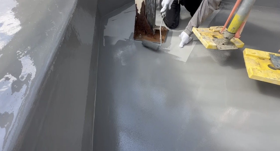 横浜市旭区｜ウレタン防水トップコートは全部遮熱にしていません。陸屋根はサラセーヌTサーモ、ベランダは通常で止めた理由🐸