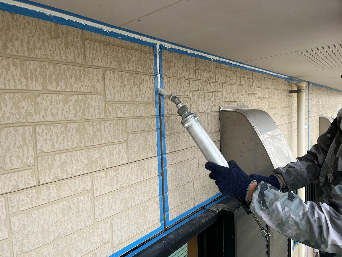 高耐久シーリングの上から塗装しても大丈夫？プロが教える「先打ち・後打ち」の正解