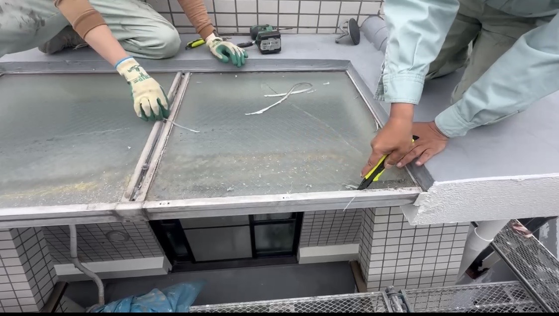 横浜市旭区｜ガラス交換だけで終わらせない。トップライトの雨漏りで、先に分けたい通り道があります🍭
