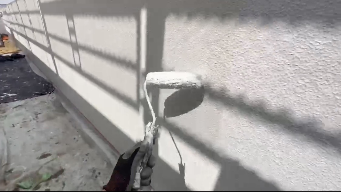 横浜市旭区｜前回塗装済みのモルタル外壁は、下塗りをフィラー一択にしません。ビニロックエラスティックフィラーⅢを薄く使う面と効かせる面🍣