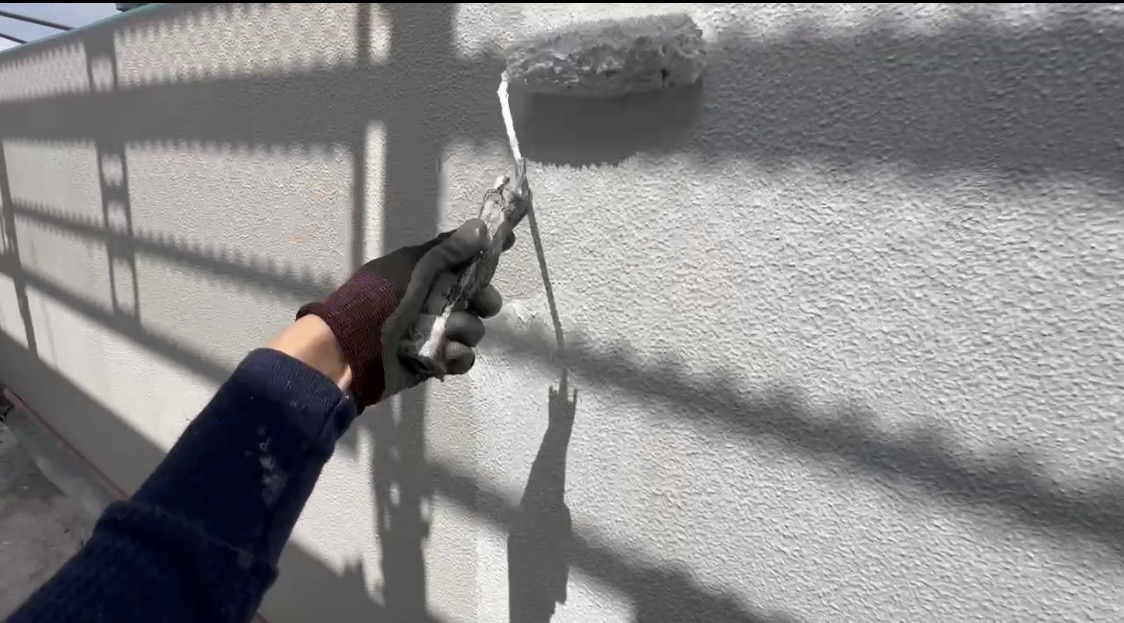 横浜市旭区｜前回塗装済みのモルタル外壁は、下塗りをフィラー一択にしません。ビニロックエラスティックフィラーⅢを薄く使う面と効かせる面🍣