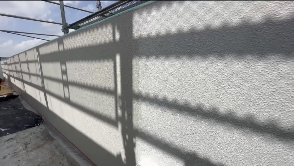 横浜市旭区｜前回塗装済みのモルタル外壁は、下塗りをフィラー一択にしません。ビニロックエラスティックフィラーⅢを薄く使う面と効かせる面🍣