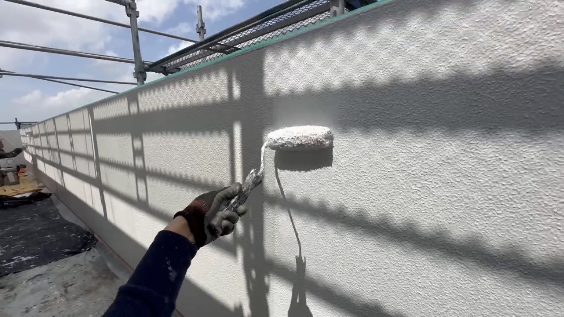 横浜市旭区｜前回塗装済みのモルタル外壁は、下塗りをフィラー一択にしません。ビニロックエラスティックフィラーⅢを薄く使う面と効かせる面🍣