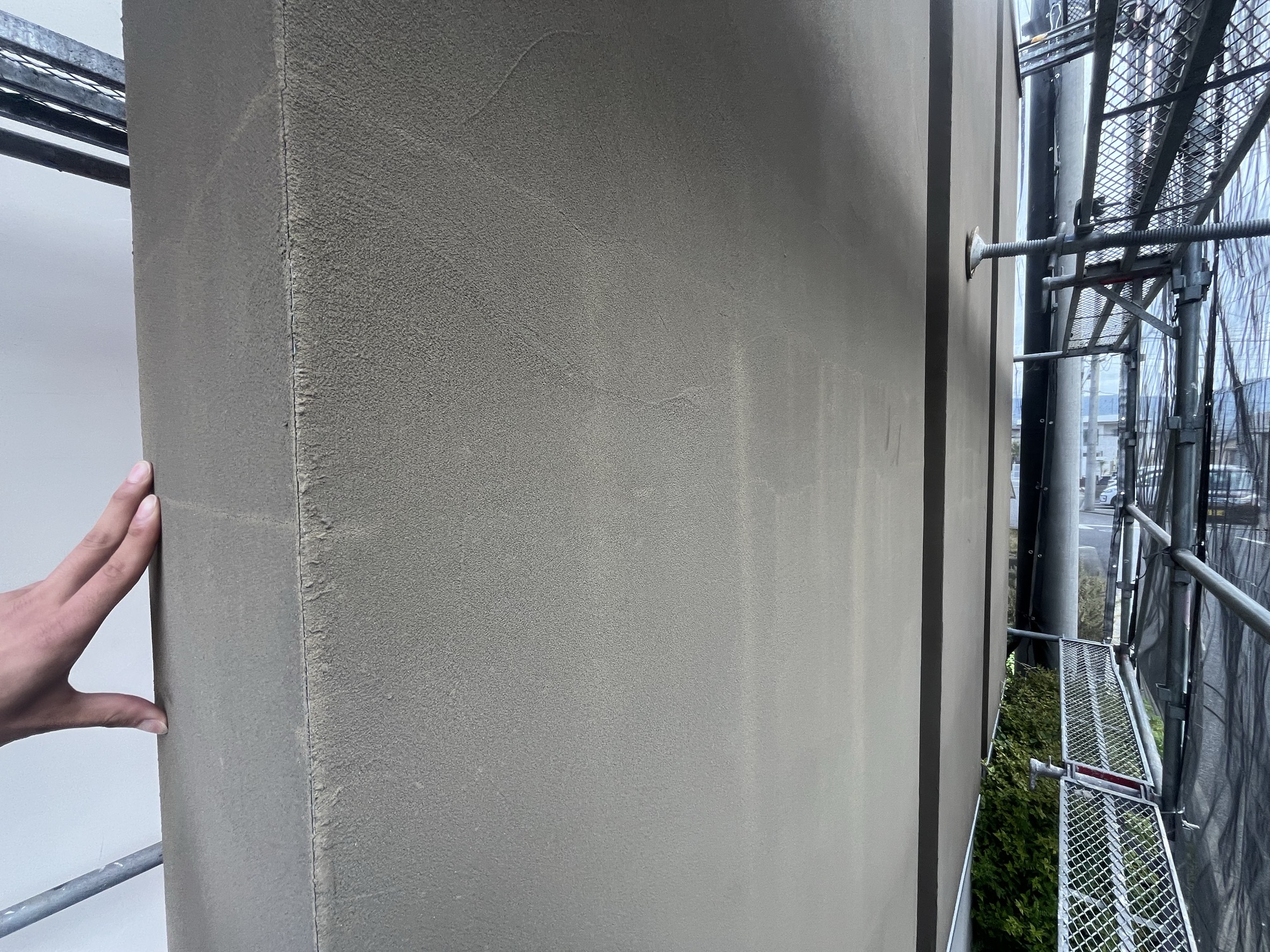 横浜市旭区｜ジョリパット外壁のヘアクラック、全部を同じ補修で見ない理由。雨漏りに繋がる線と止めやすい線の分け方🌝