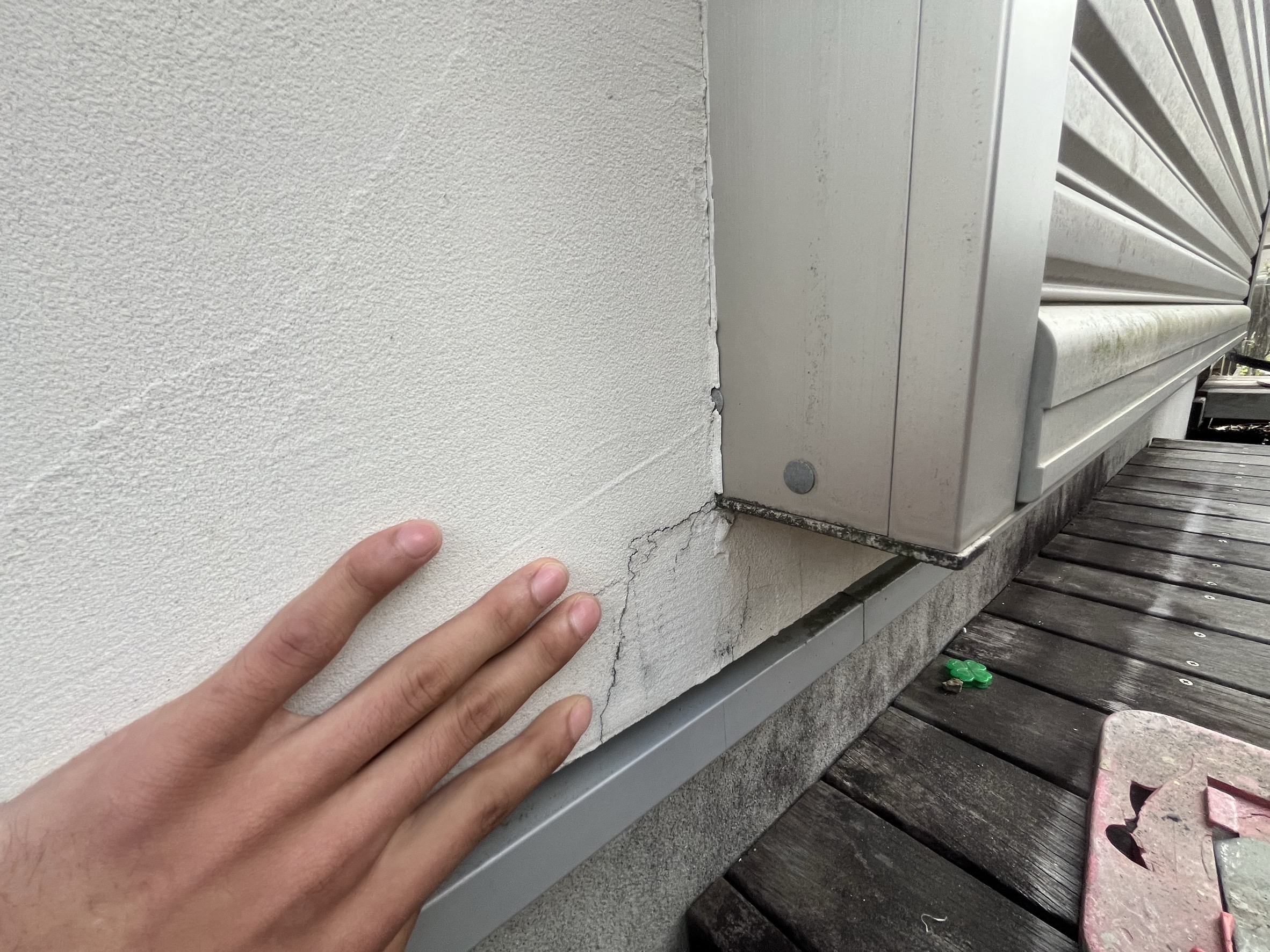 横浜市旭区｜ジョリパット外壁のヘアクラック、全部を同じ補修で見ない理由。雨漏りに繋がる線と止めやすい線の分け方🌝