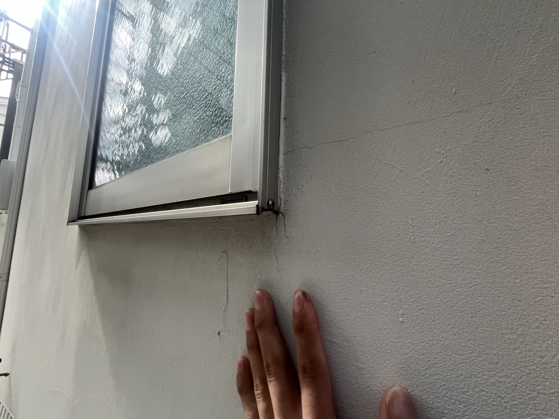 横浜市旭区｜ジョリパット外壁のヘアクラック、全部を同じ補修で見ない理由。雨漏りに繋がる線と止めやすい線の分け方🌝