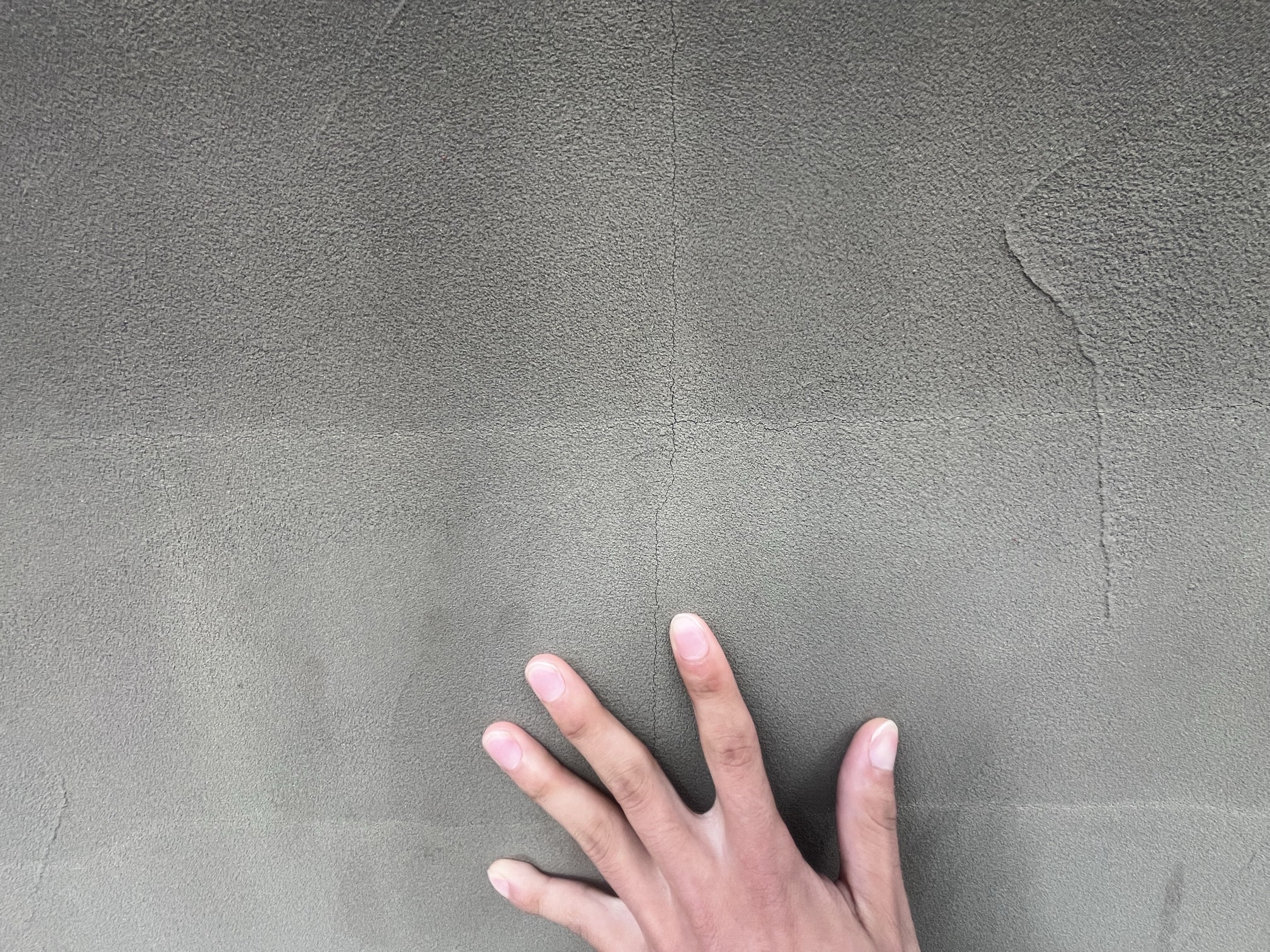 横浜市旭区｜ジョリパット外壁のヘアクラック、全部を同じ補修で見ない理由。雨漏りに繋がる線と止めやすい線の分け方🌝