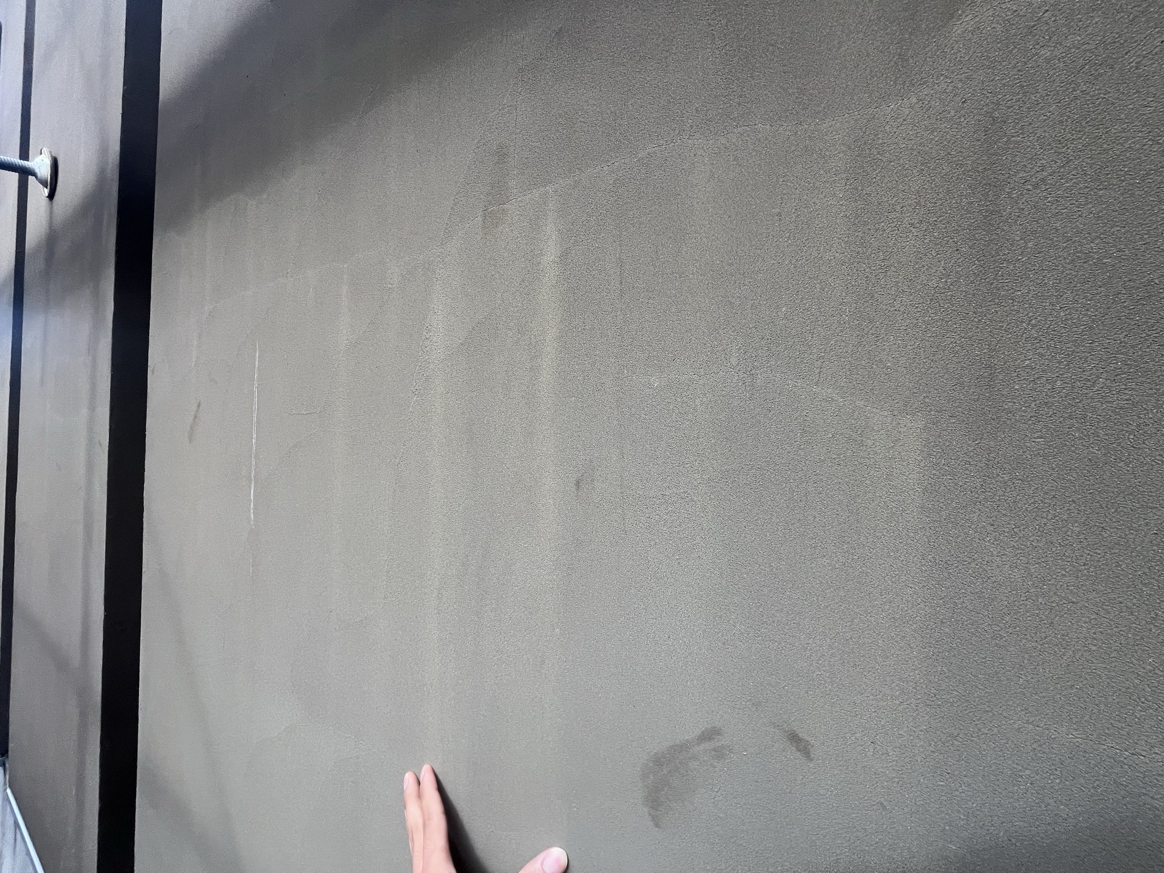 横浜市旭区｜ジョリパット外壁のヘアクラック、全部を同じ補修で見ない理由。雨漏りに繋がる線と止めやすい線の分け方🌝