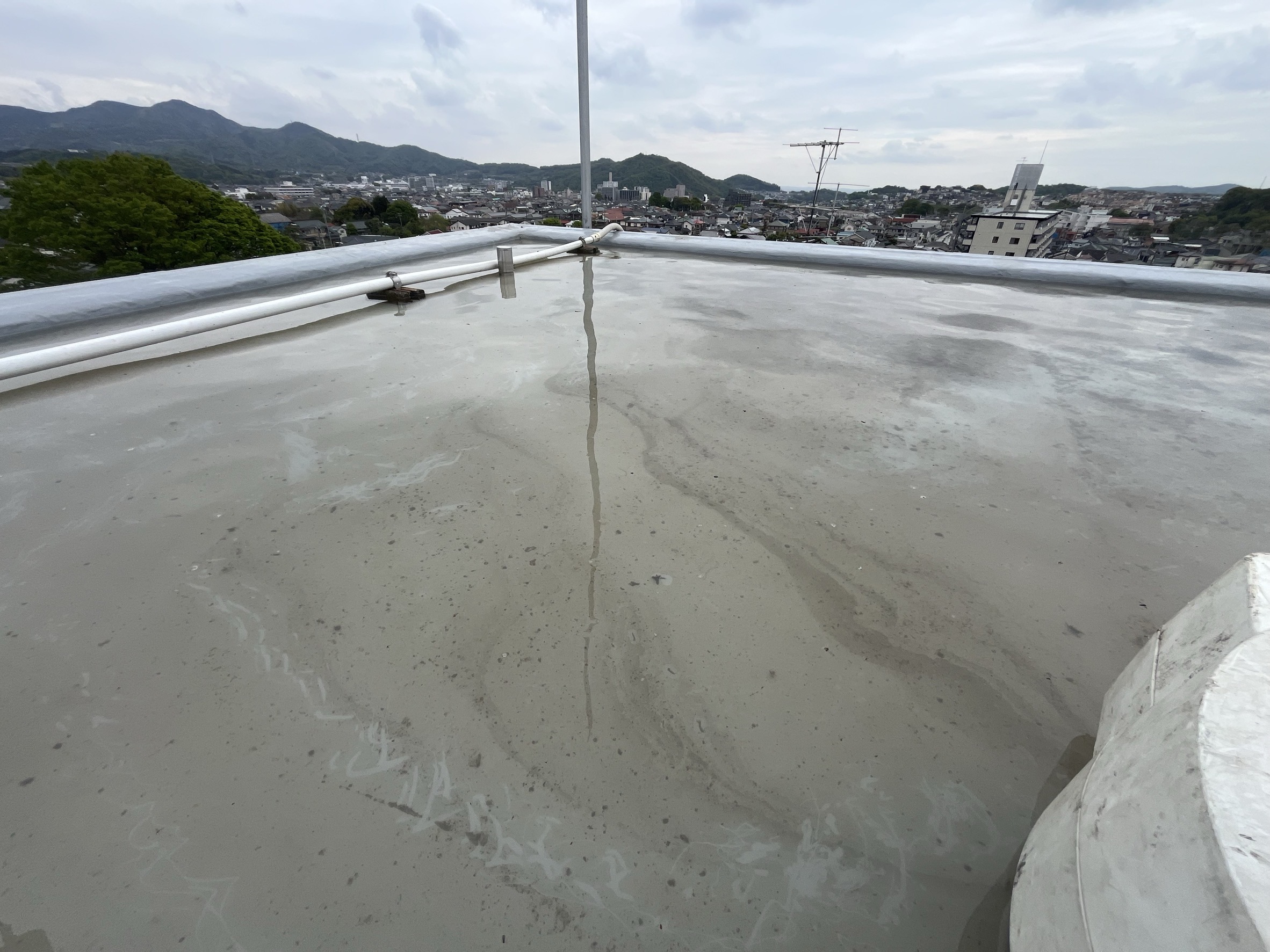 横浜市旭区の集合住宅屋上防水｜改修ドレンが細いと排水不良は起きるのか。水が残るとき最初に見る場所 🏙️