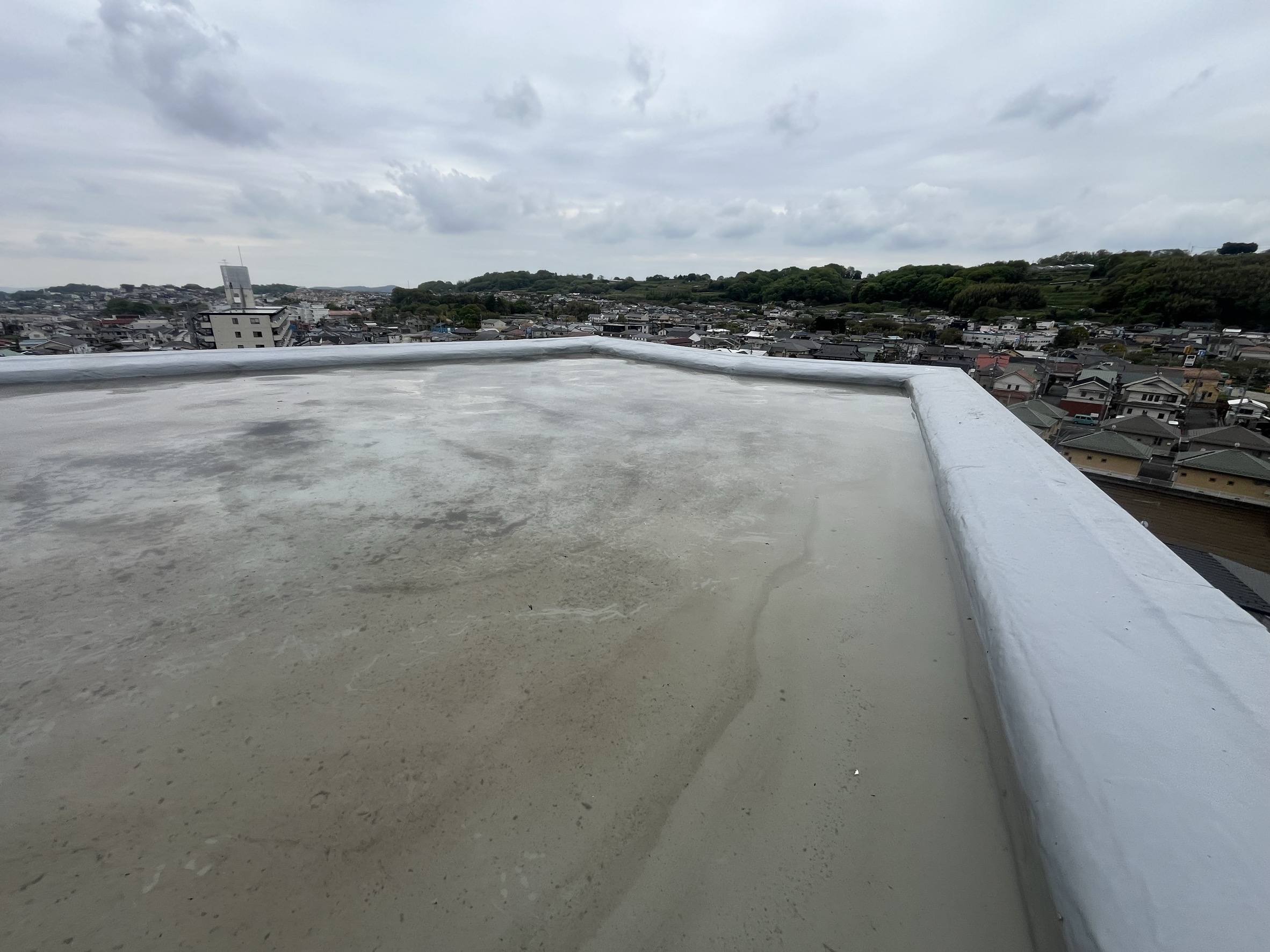 横浜市旭区の集合住宅屋上防水｜改修ドレンが細いと排水不良は起きるのか。水が残るとき最初に見る場所 🏙️