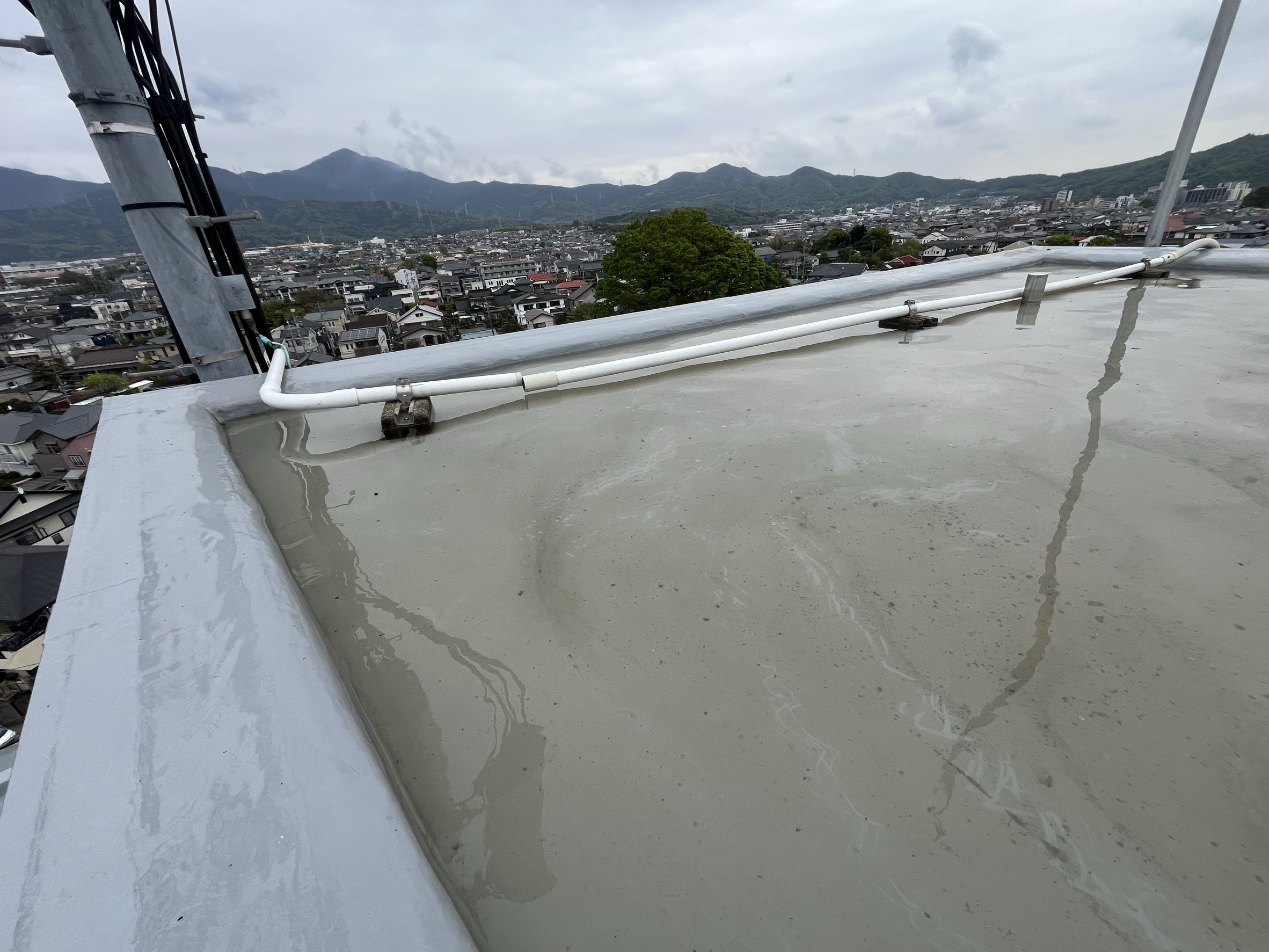 横浜市旭区の集合住宅屋上防水｜改修ドレンが細いと排水不良は起きるのか。水が残るとき最初に見る場所 🏙️