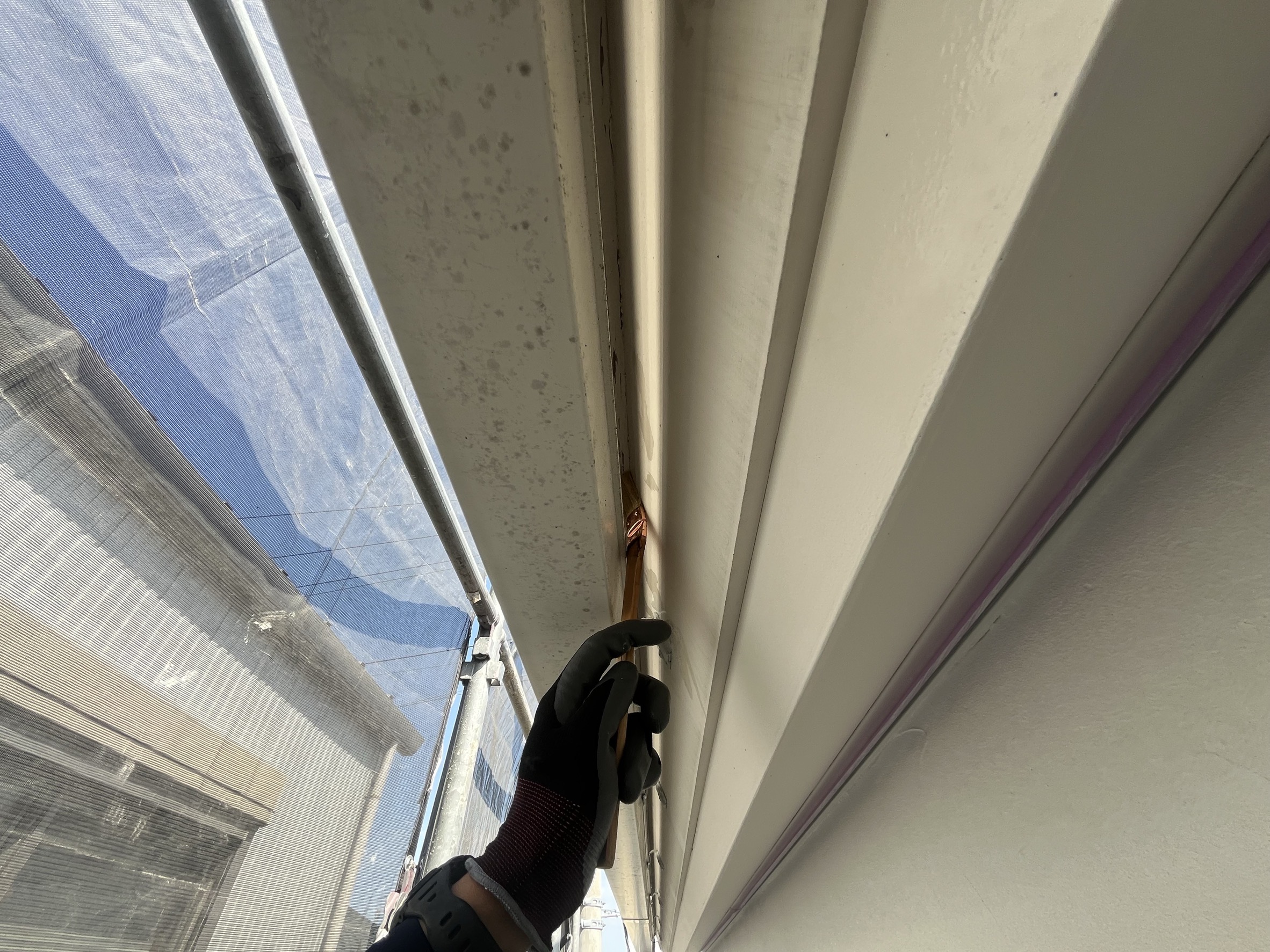 横浜市旭区｜梅雨前に見たい破風と鼻隠し。同じ白い面でも、下塗りも埋める場所も同じではありません🍫