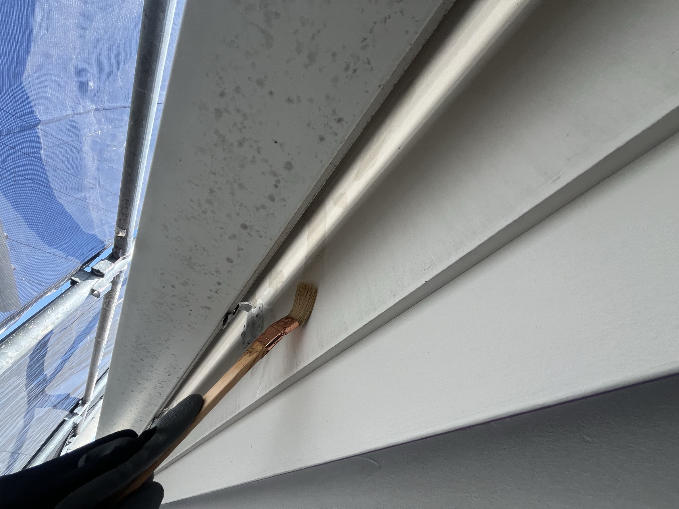 横浜市旭区｜梅雨前に見たい破風と鼻隠し。同じ白い面でも、下塗りも埋める場所も同じではありません🍫