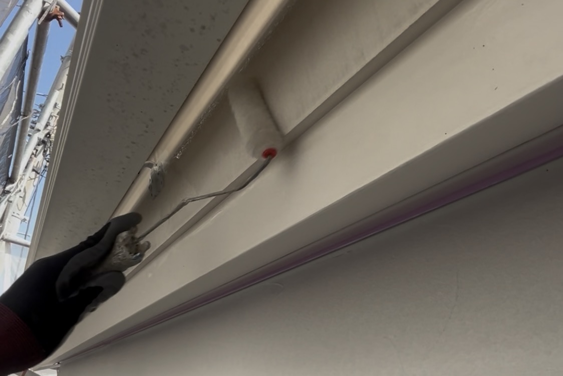 横浜市旭区｜梅雨前に見たい破風と鼻隠し。同じ白い面でも、下塗りも埋める場所も同じではありません🍫