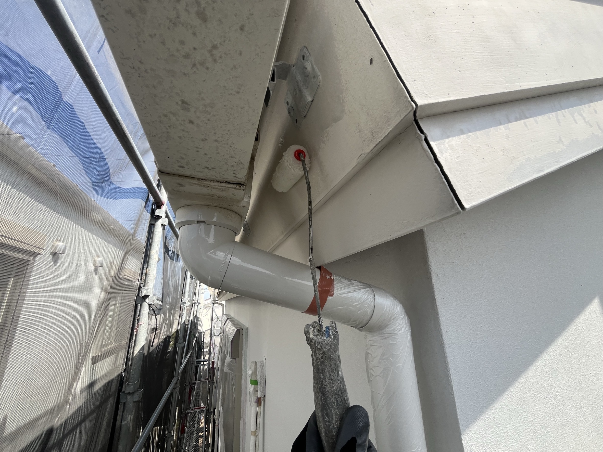 横浜市旭区｜梅雨前に見たい破風と鼻隠し。同じ白い面でも、下塗りも埋める場所も同じではありません🍫