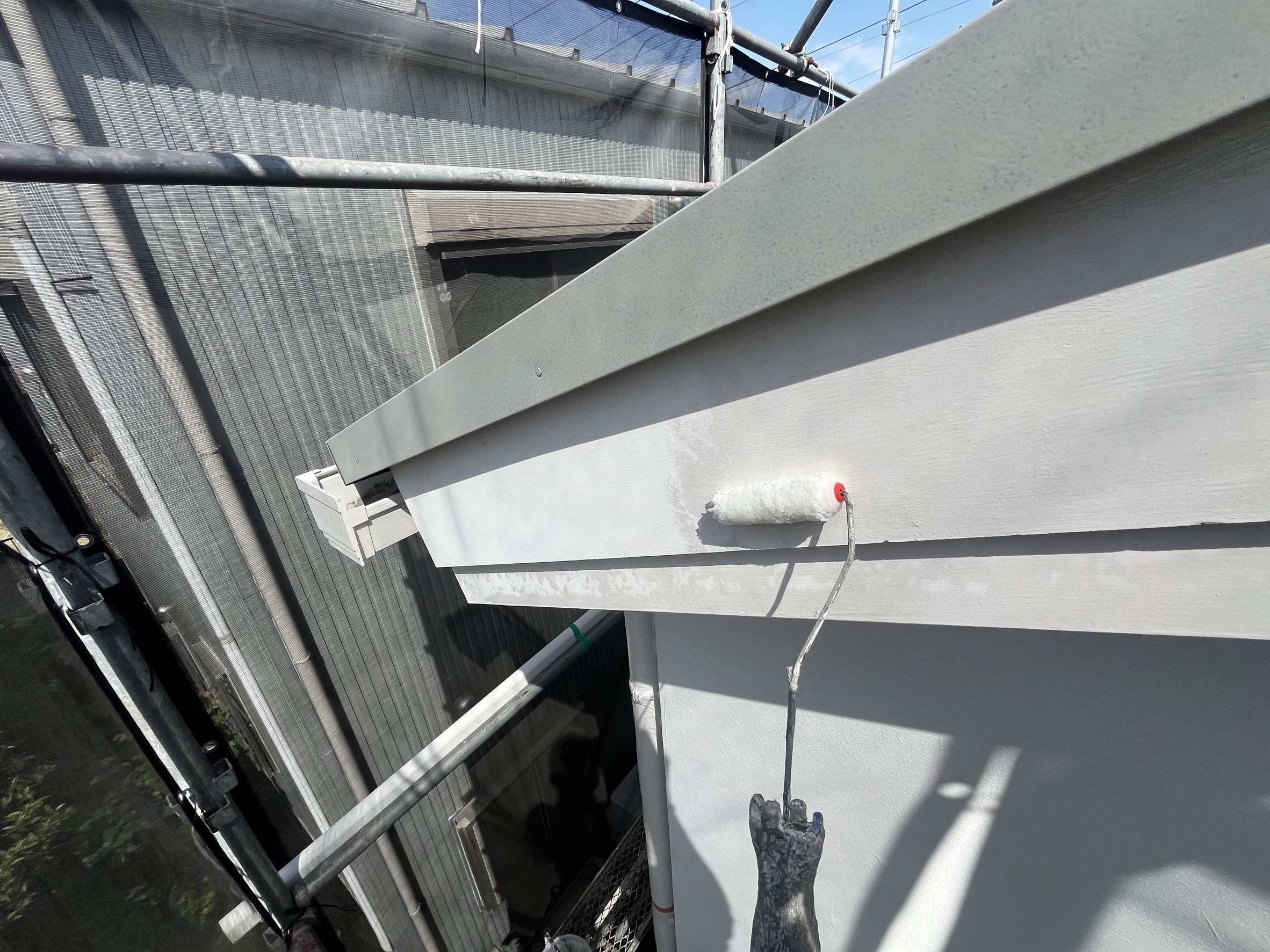 横浜市旭区｜梅雨前に見たい破風と鼻隠し。同じ白い面でも、下塗りも埋める場所も同じではありません🍫