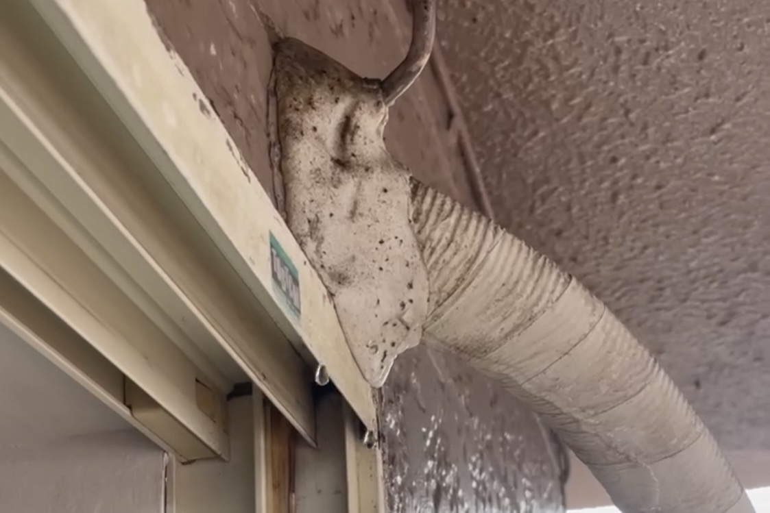 横浜市旭区のアパート雨漏り調査｜鳩小屋ドーマーで谷板金は入っているのに止まらない、壁際をシーリングで塞いだ例🎣