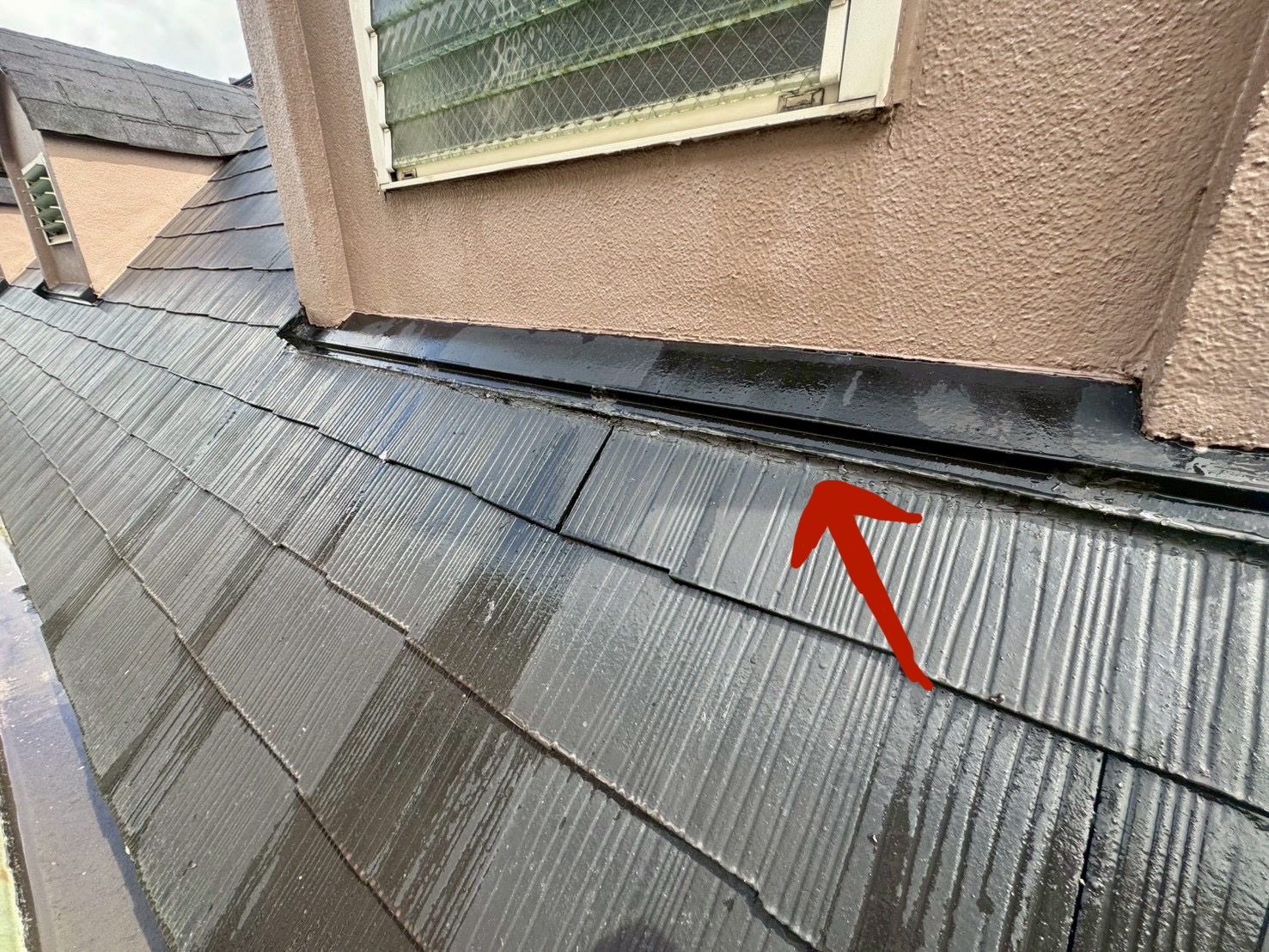 横浜市旭区のアパート雨漏り調査｜鳩小屋ドーマーで谷板金は入っているのに止まらない、壁際をシーリングで塞いだ例🎣