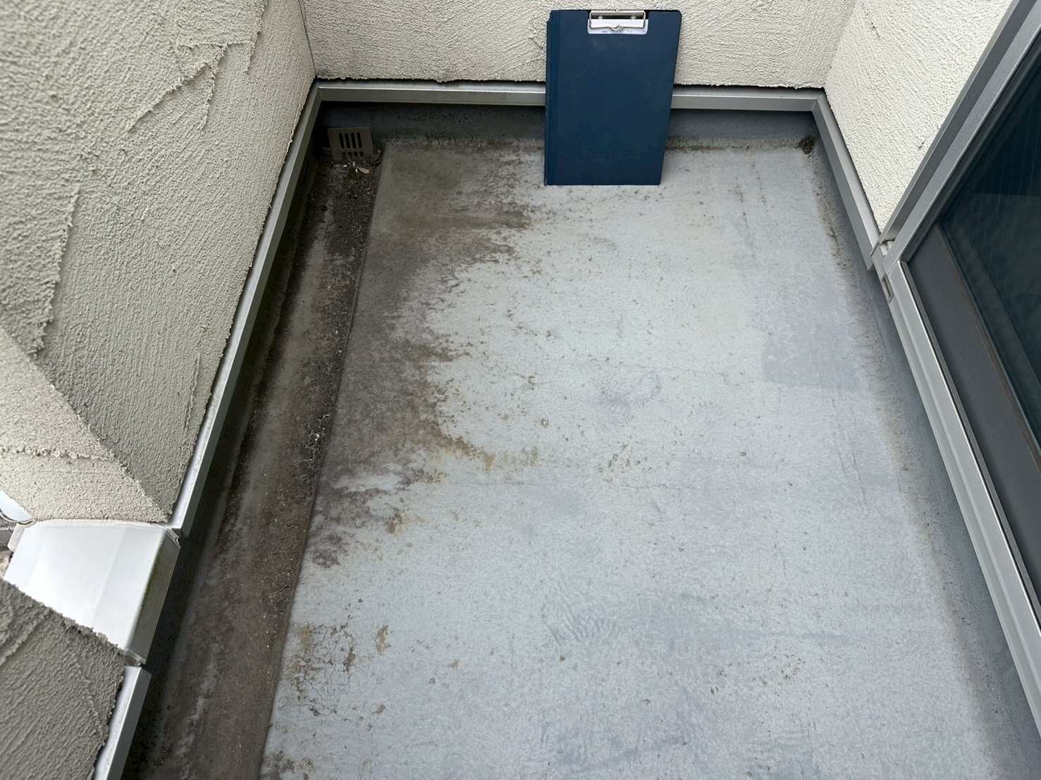 雨のあとに出る雨漏りはどこを見る？横浜市旭区で多い“遅れてくる雨漏り”の確認順 ☔