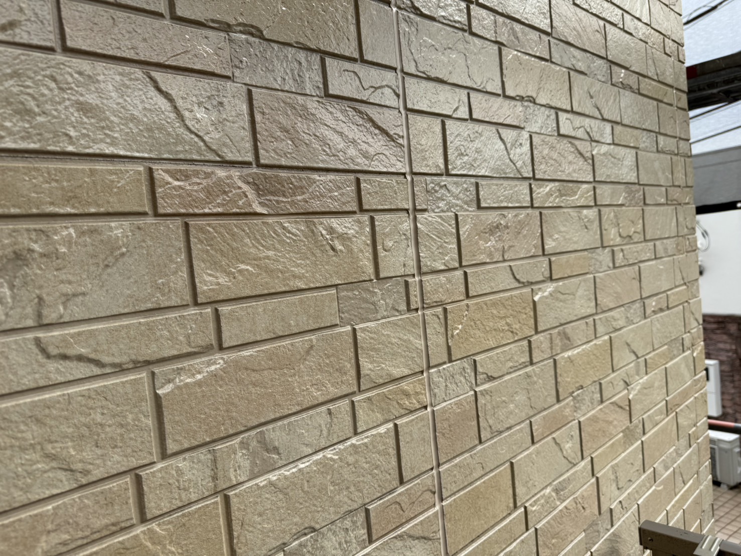 横浜市旭区｜難付着系サイディングのクリヤー塗装は、補修跡・後打ち目地・塗らない瓦まで見て判断しました🏀