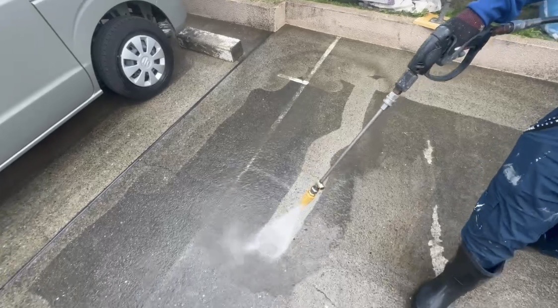 横浜市旭区で土間の高圧洗浄｜目地と濡れ色を見て洗う範囲を分ける理由🚿